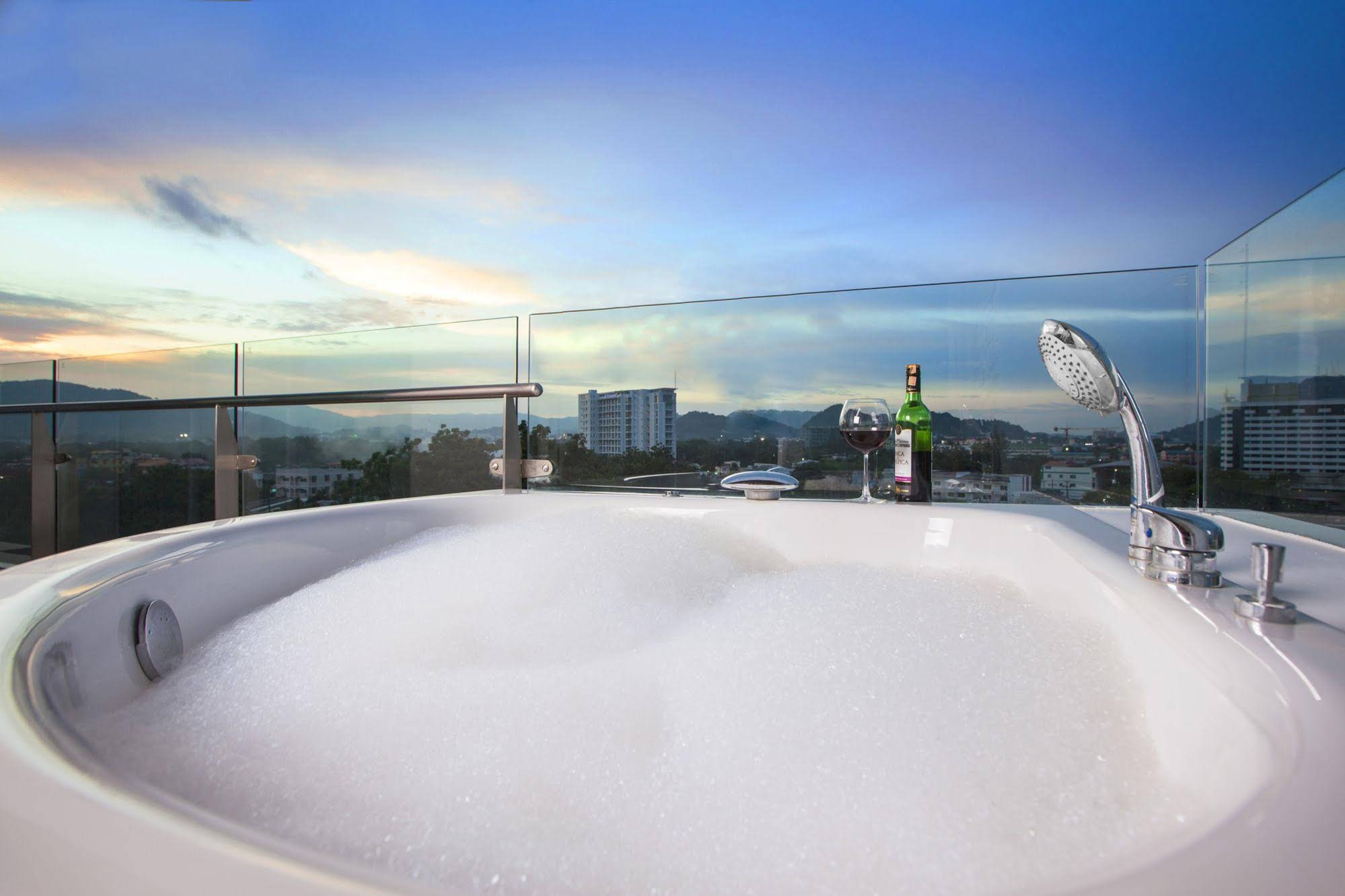 The Wide Condotel Phuket