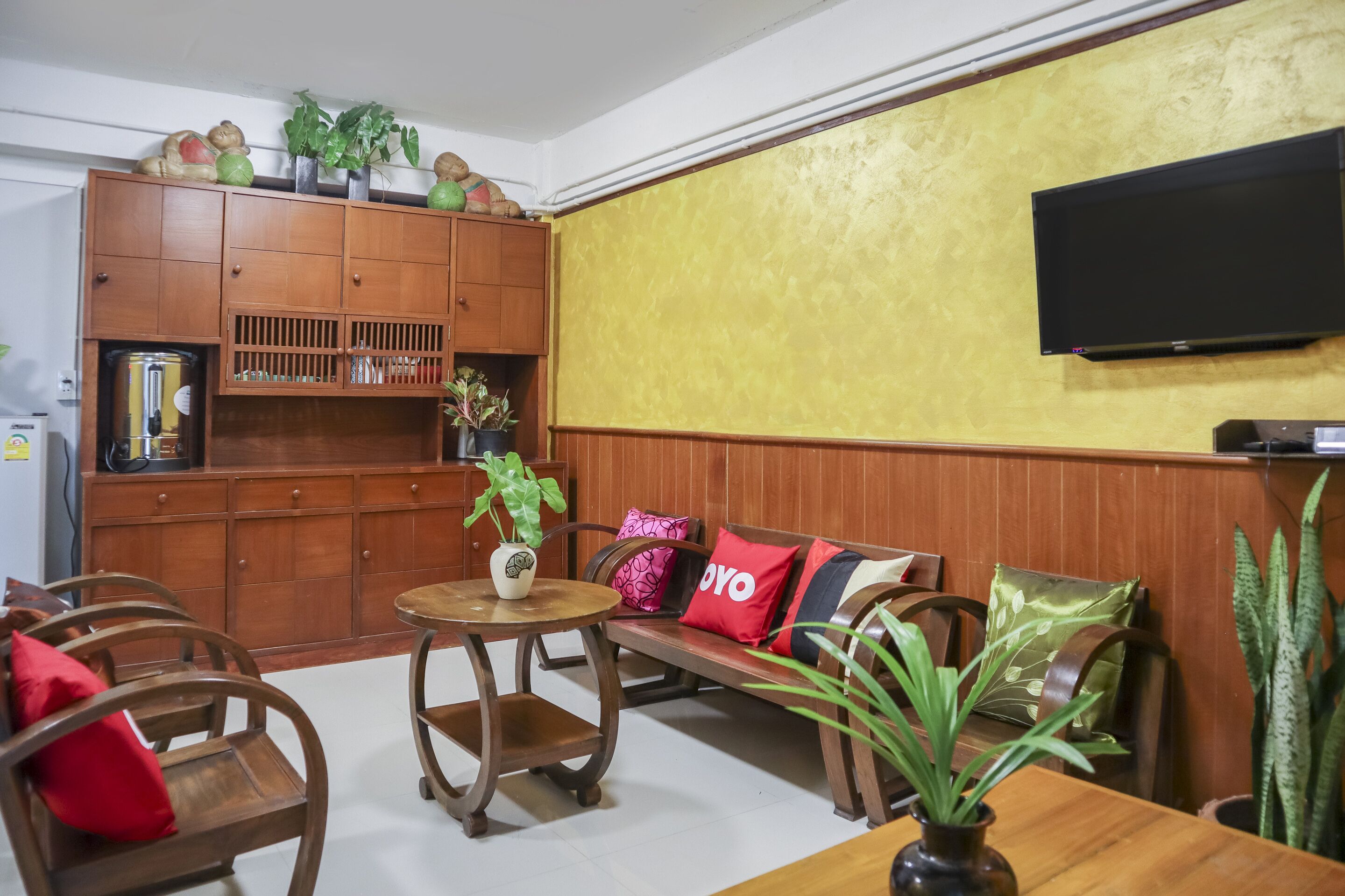OYO 736 Green Poshtel
