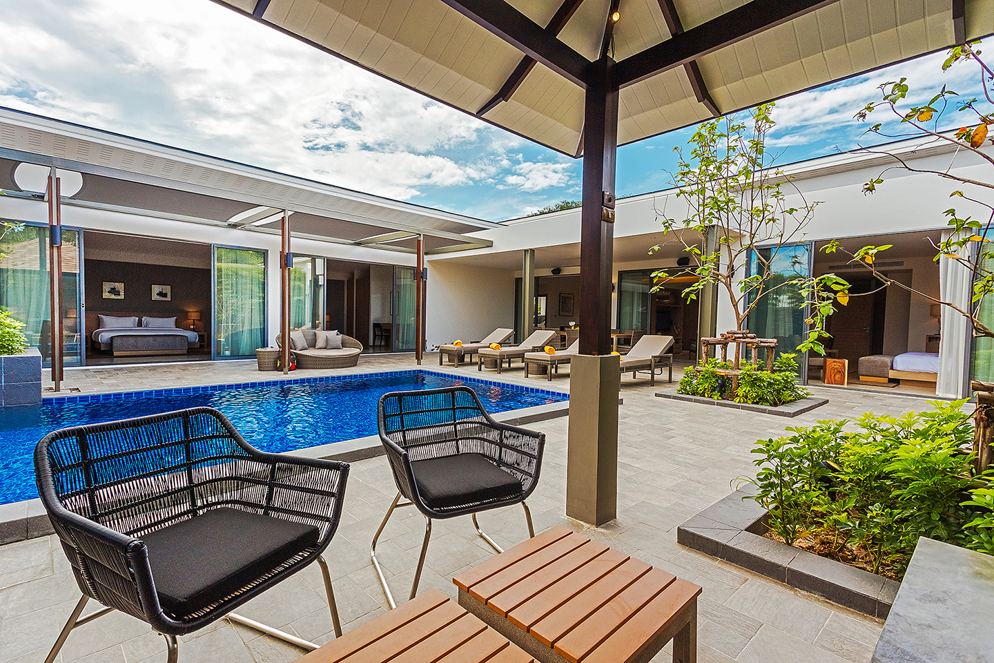 CasaBay Luxury Pool Villas