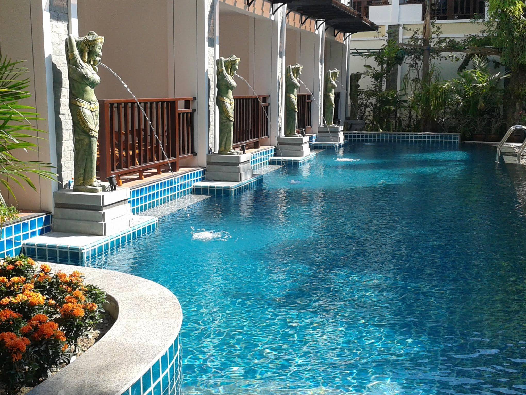 Meet Holiday Hotel