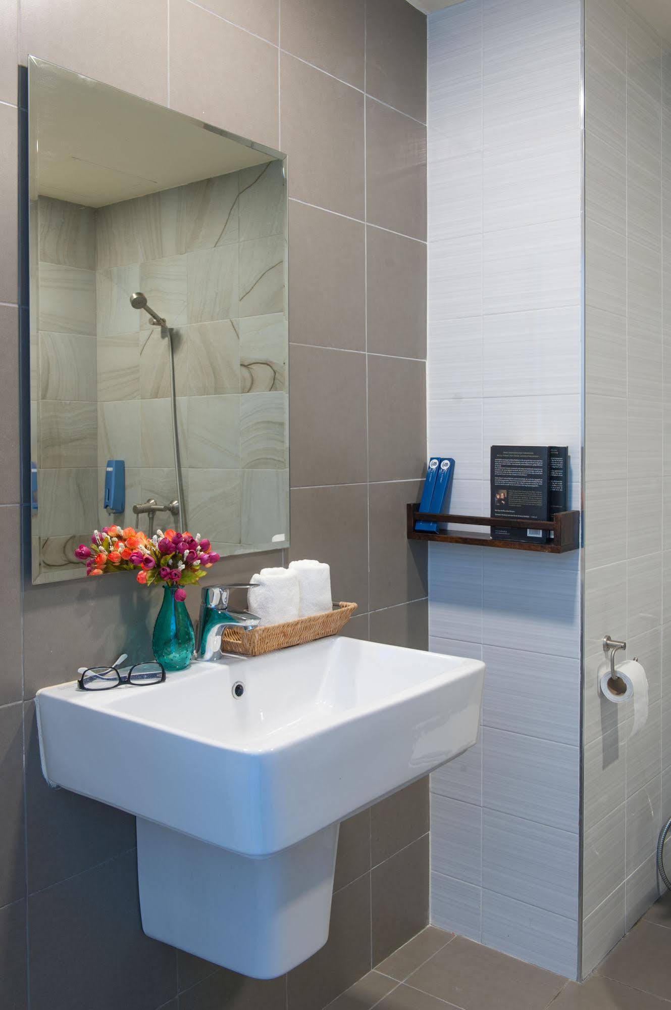 The Sixteenth Naiyang Beach Hotel