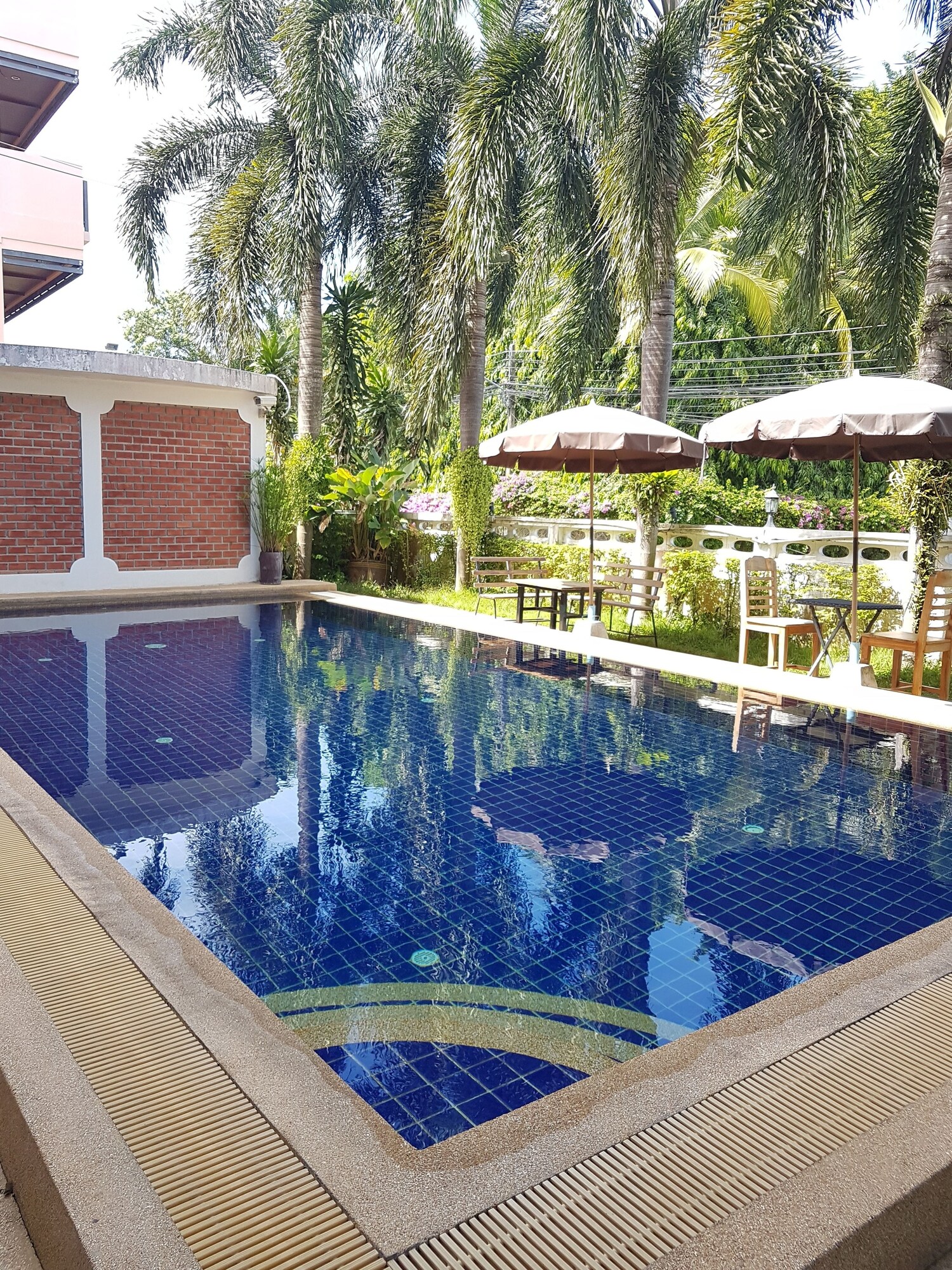 Baan Chayna Lounge Resort