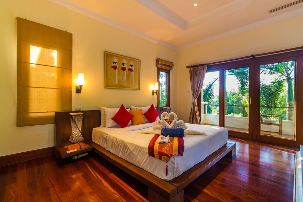 Lakewood Hills Villa by Lofty