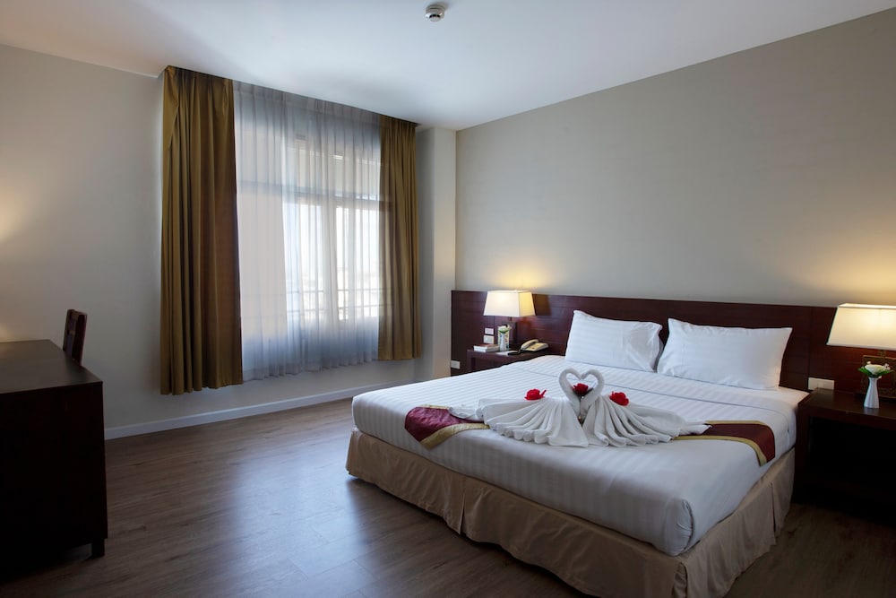 Golden Crown Grand Hotel