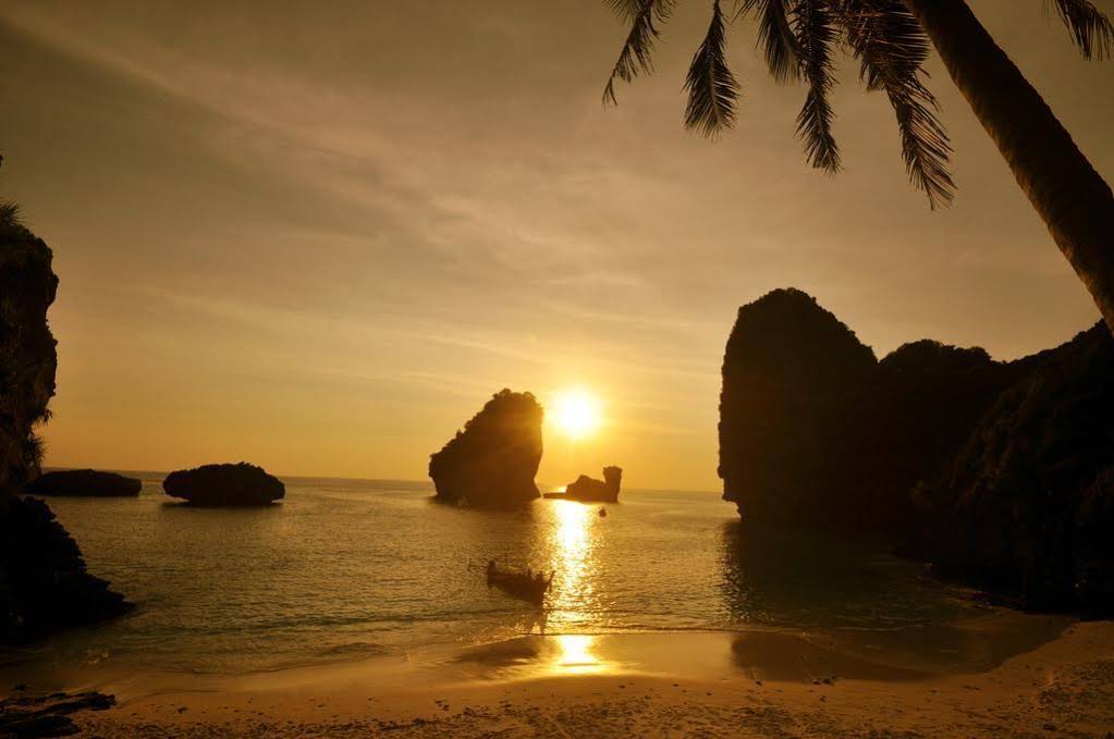 Phi Phi October House
