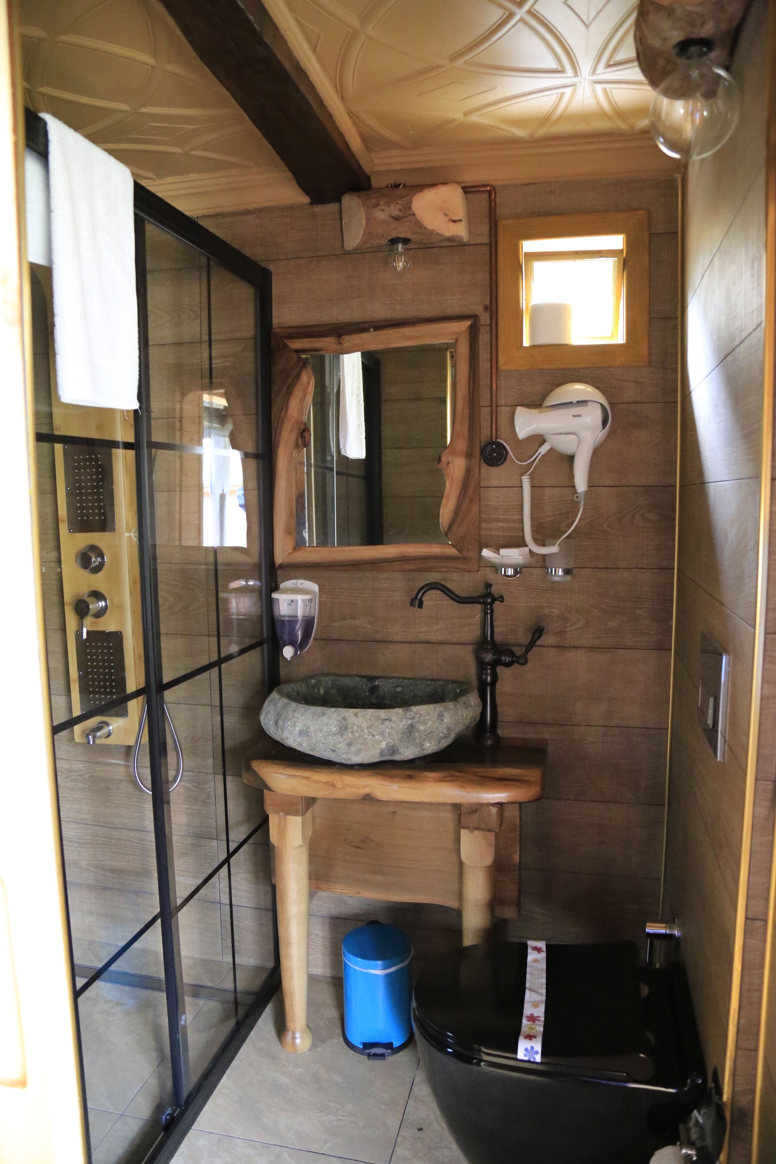 Teona Caglayan Bungalov