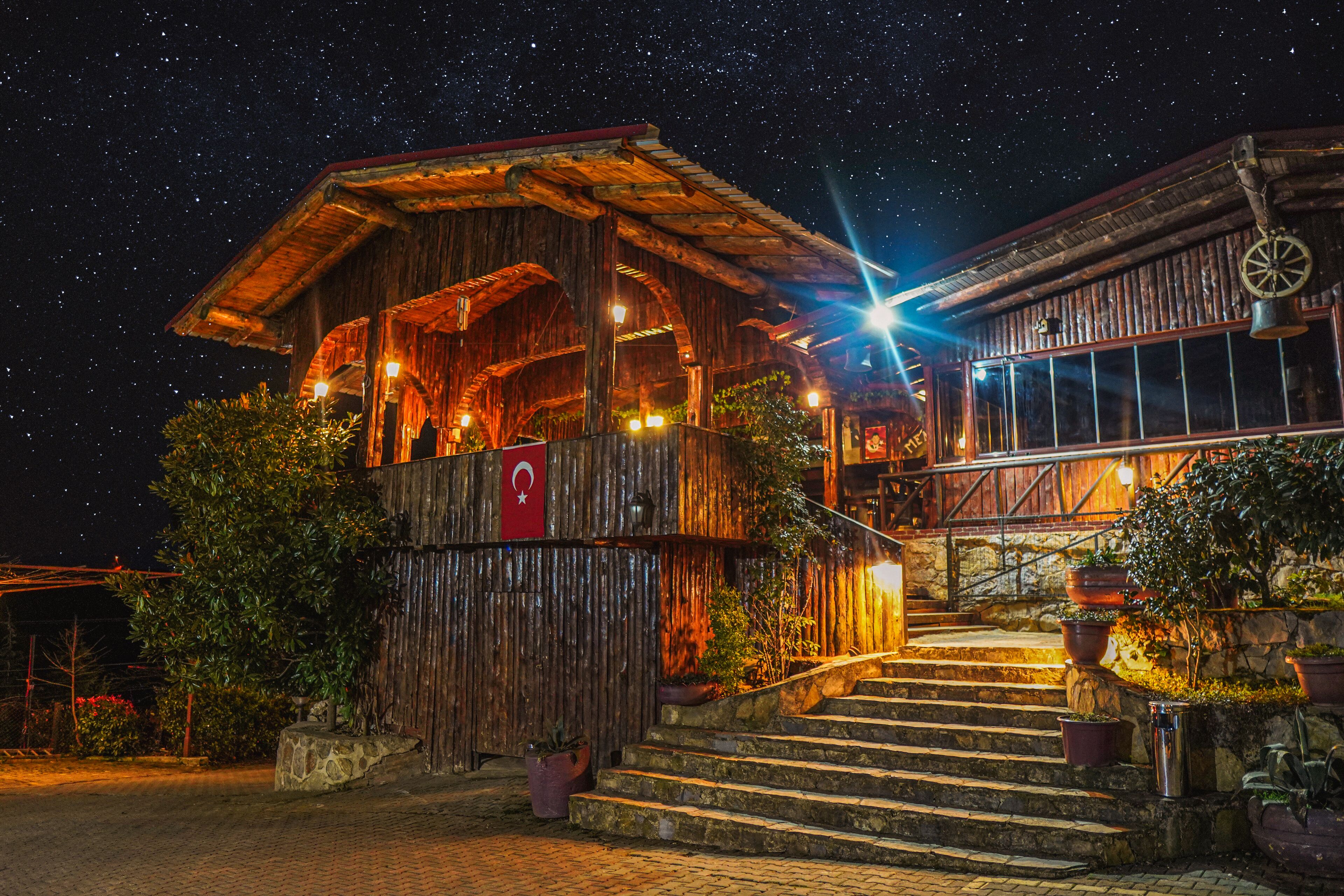 Menzara Hotel & Restaurant