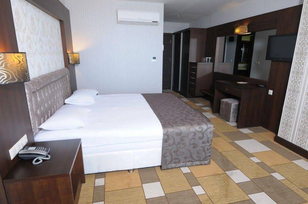 Grand De Luxe Amisos Hotel