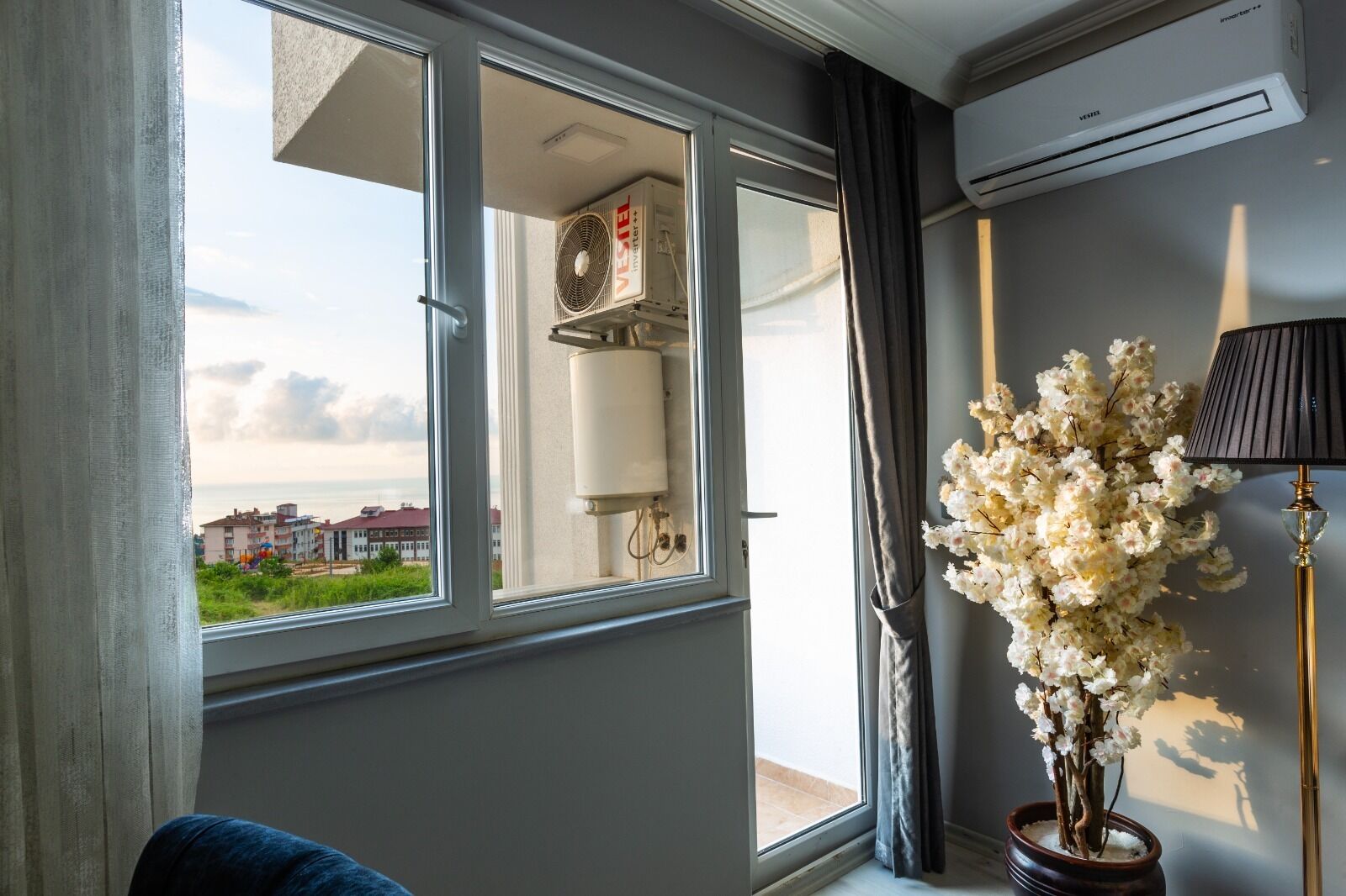 Life Pool Suite Hotel