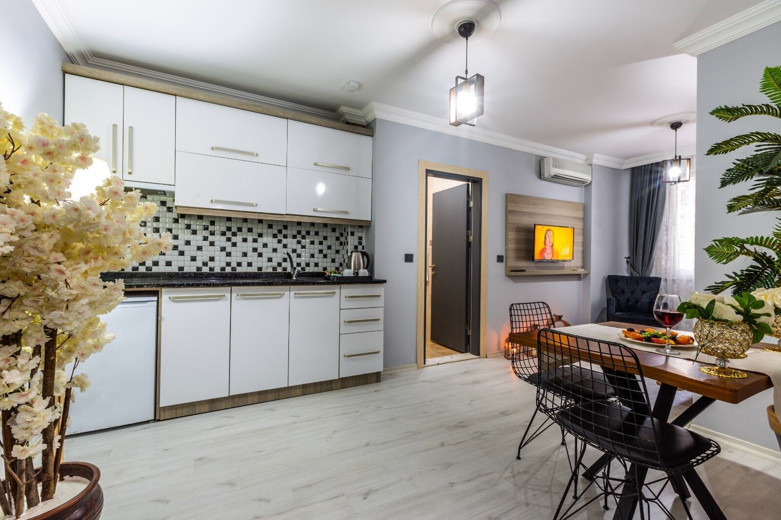 Life Pool Suite Hotel