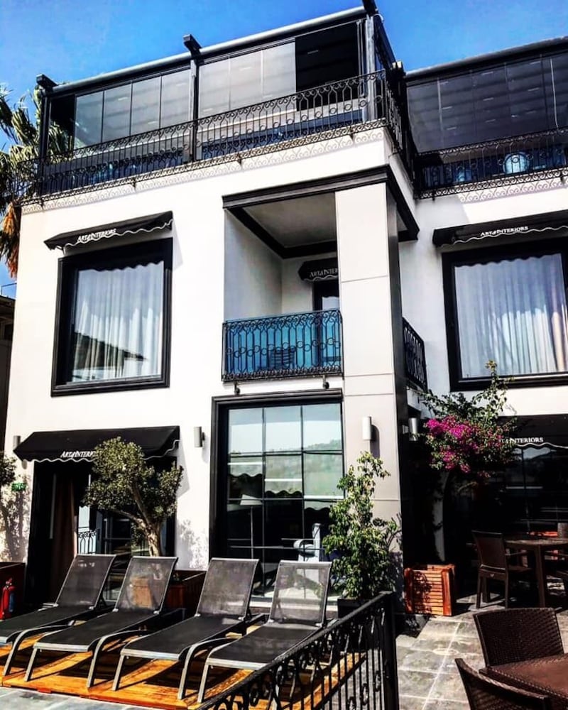 Art & Interiors Boutique Hotel