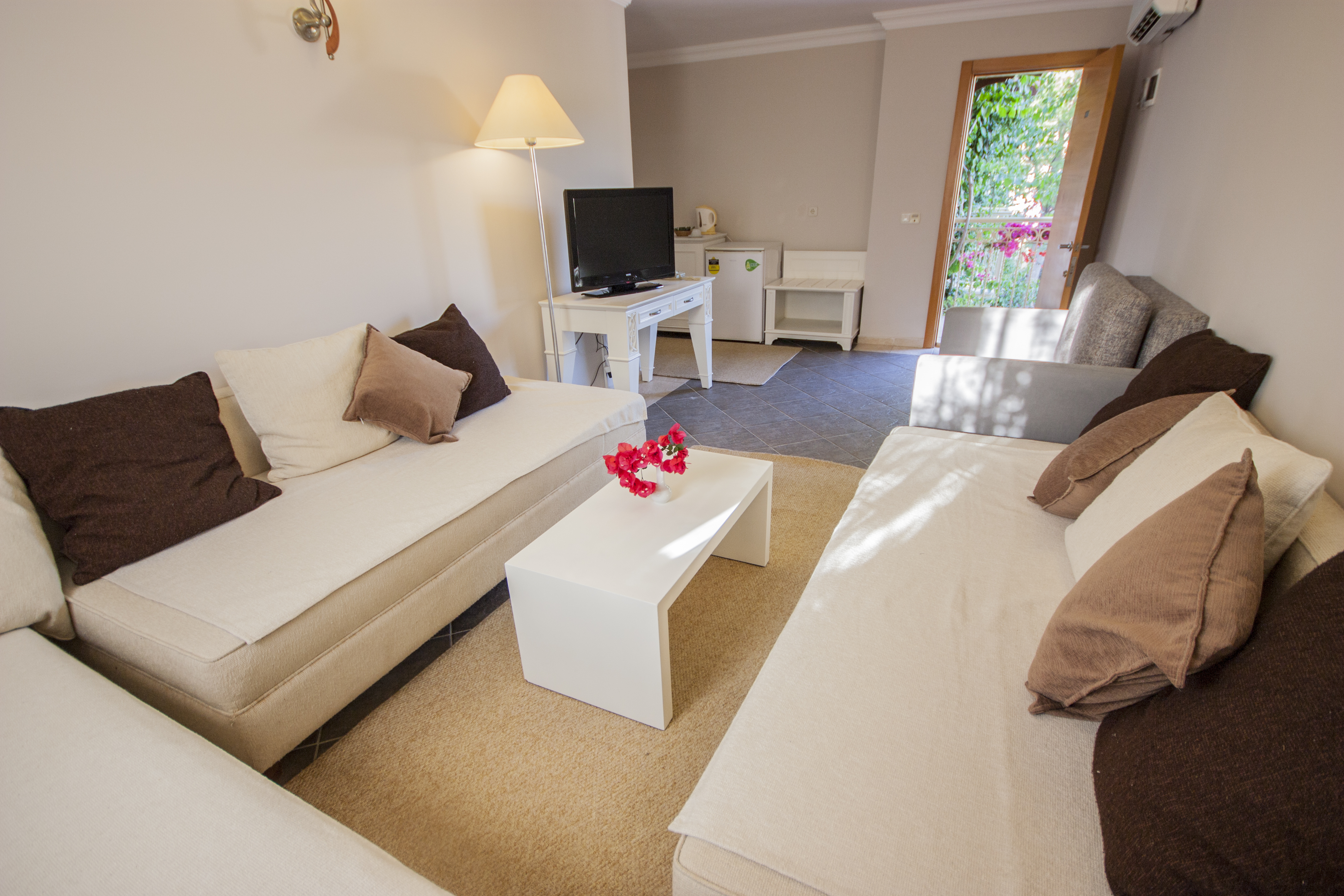 Moonshine Hotel & Suites