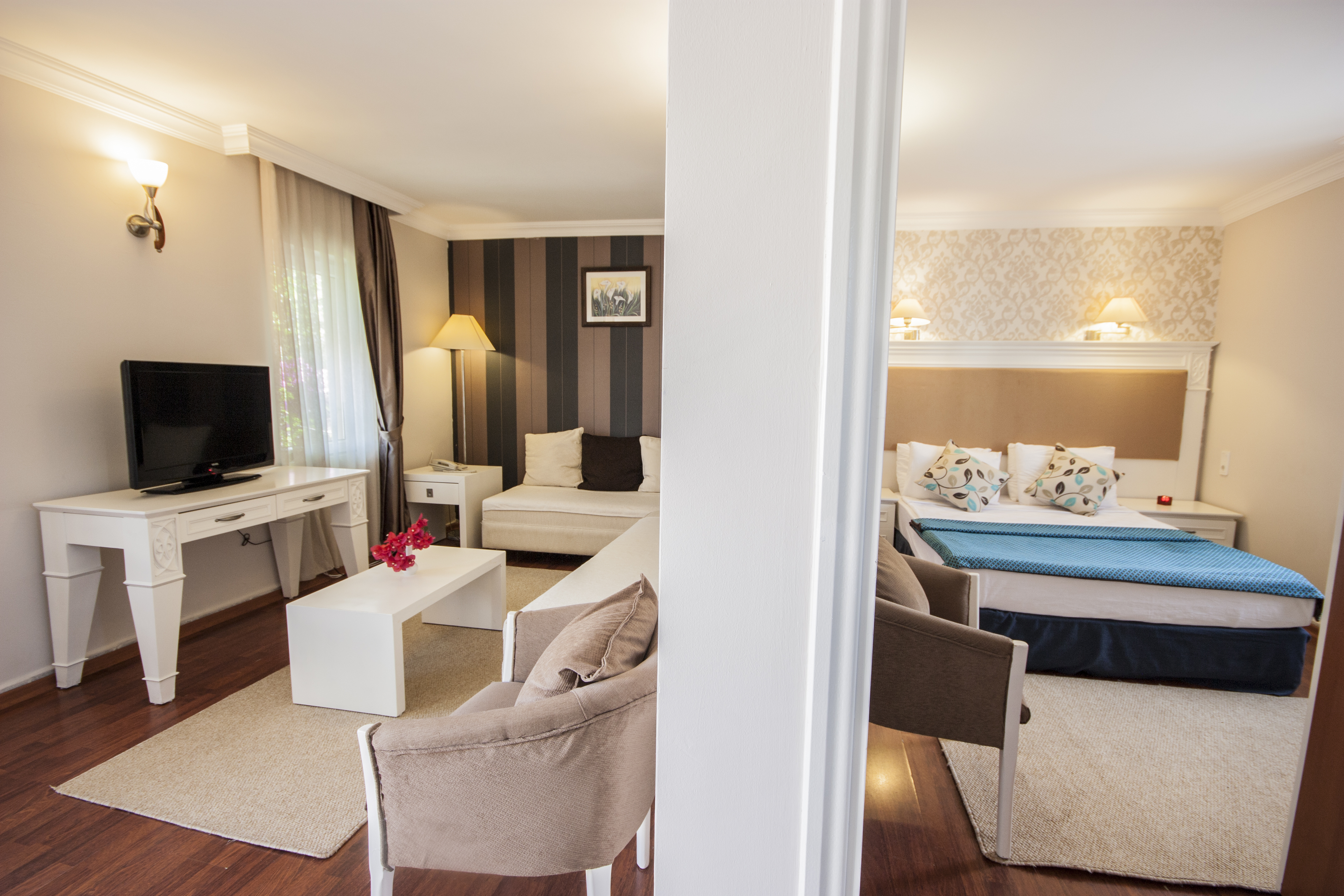 Moonshine Hotel & Suites