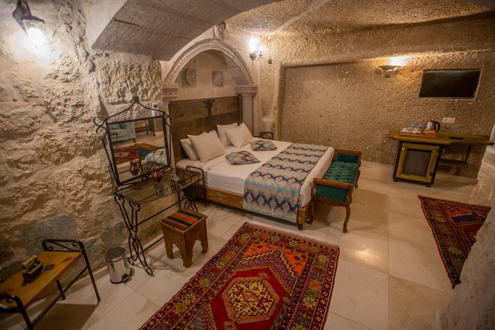 Divan Cave House