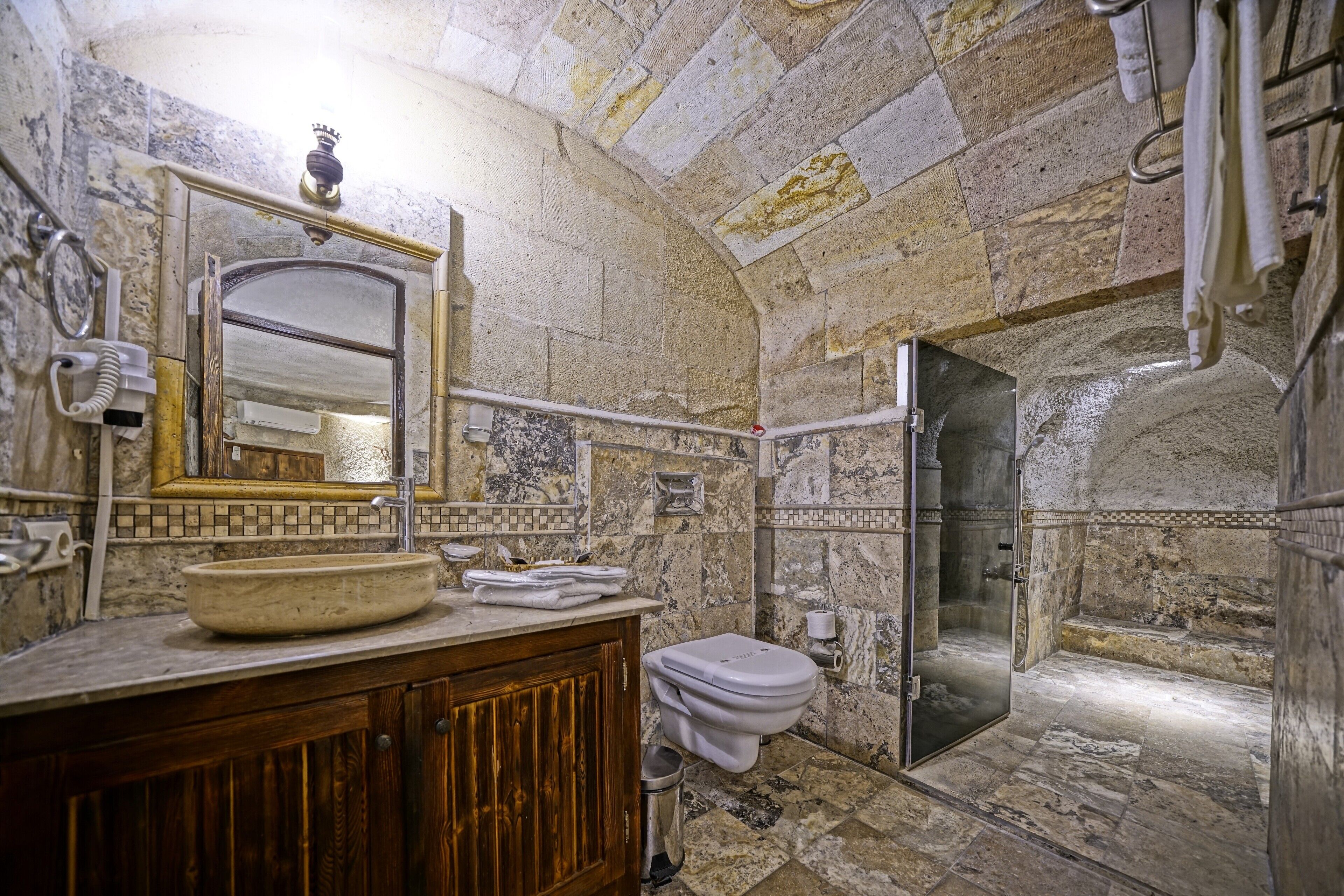 Maccan Cave Hotel