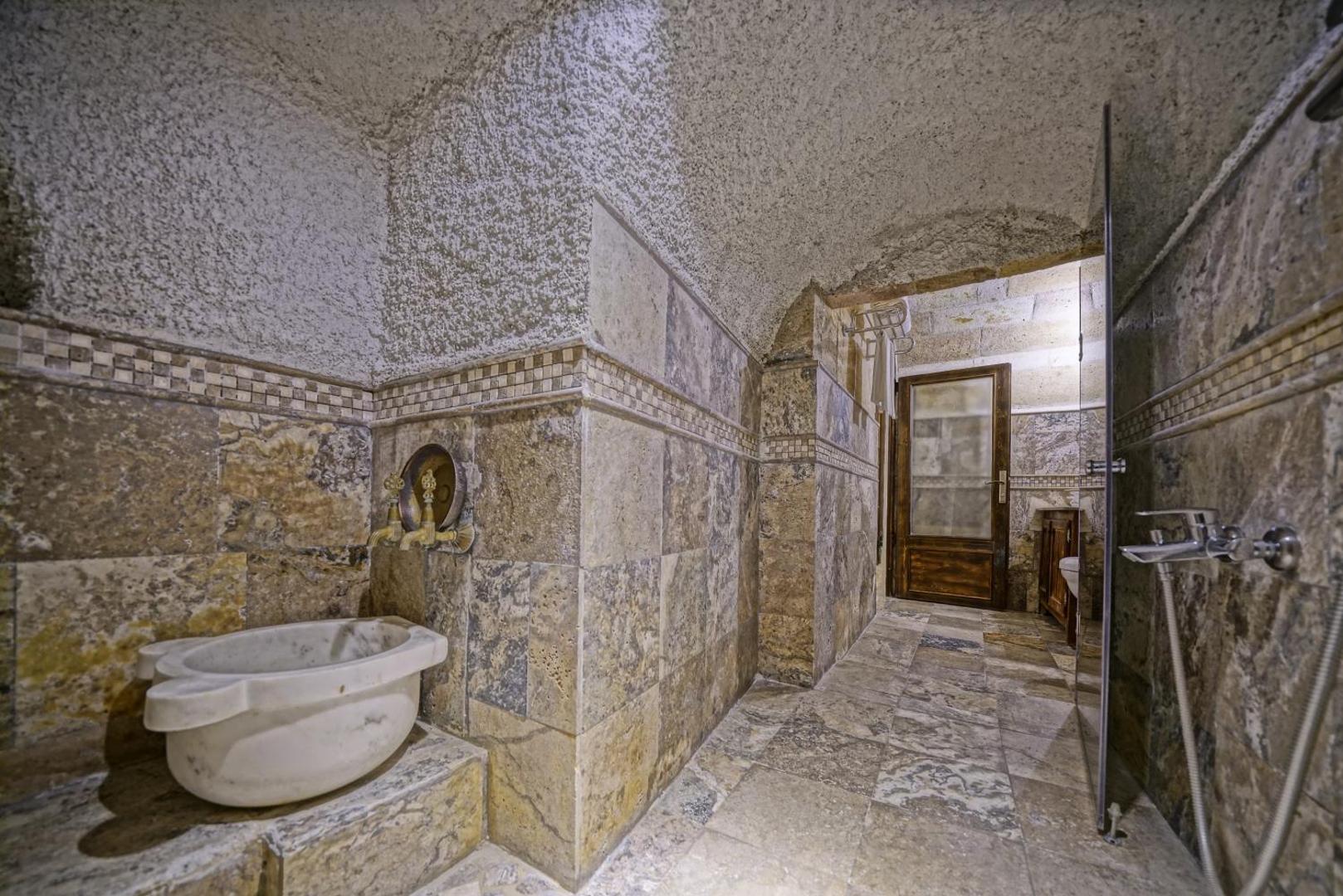 Maccan Cave Hotel