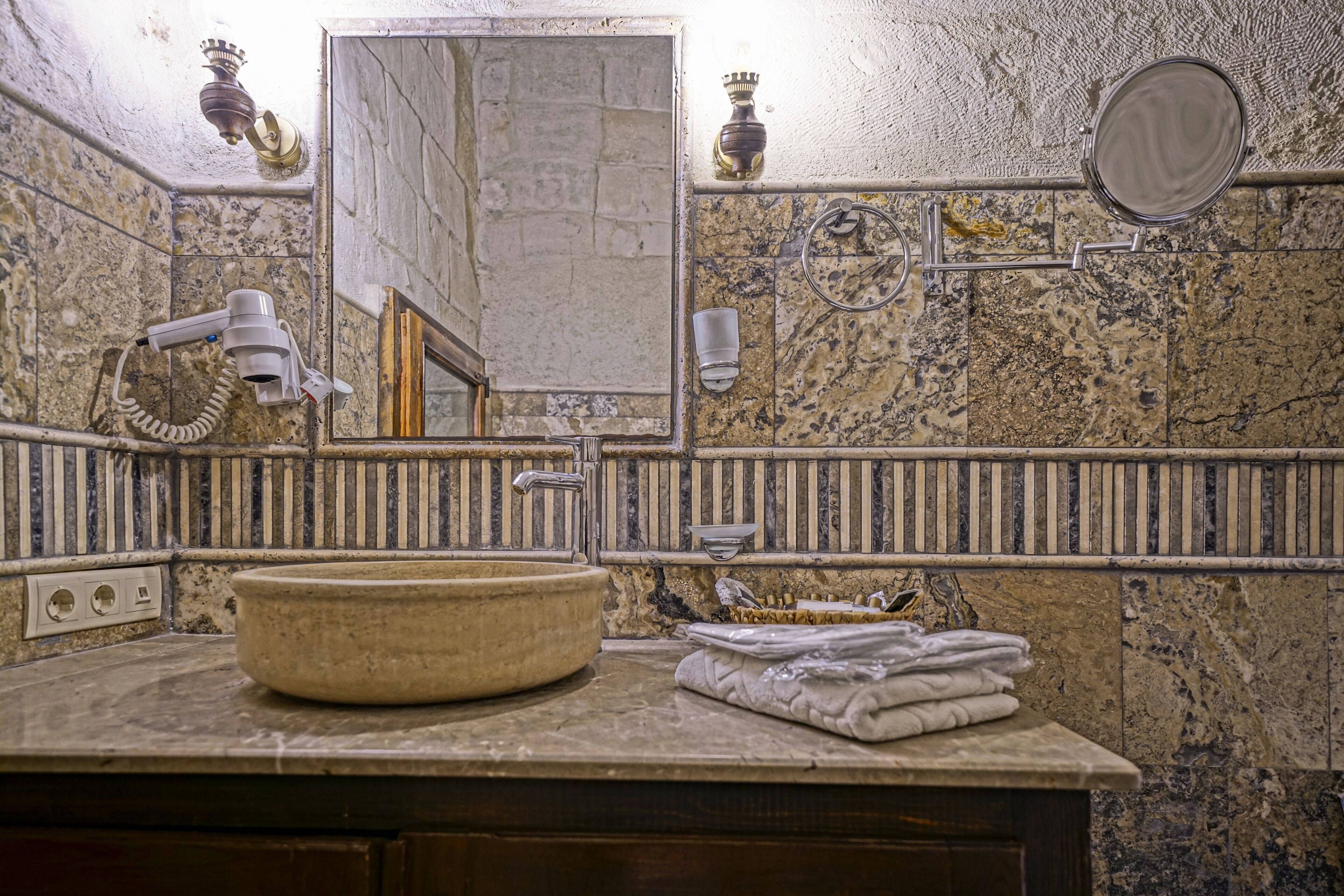 Maccan Cave Hotel