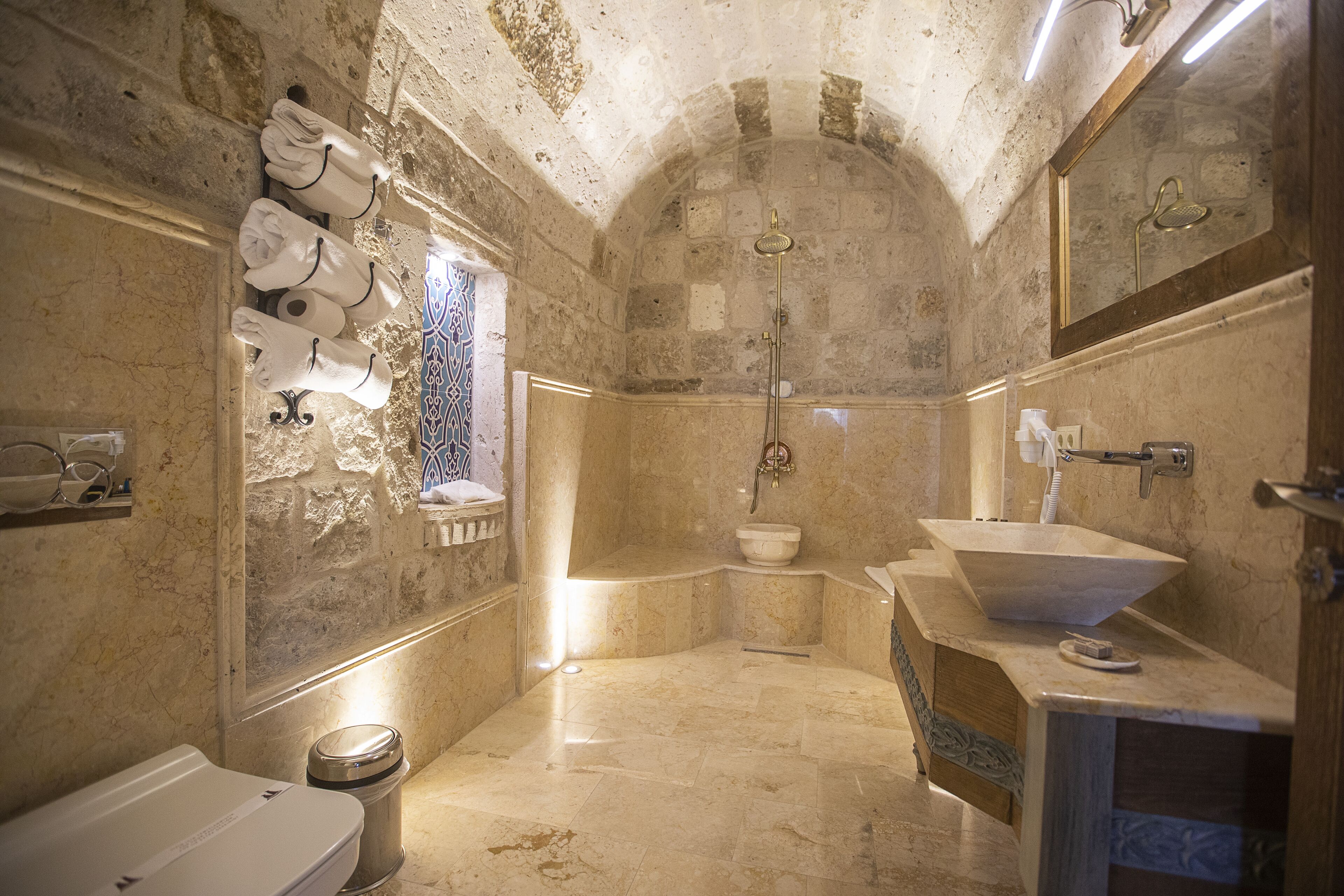 Sah Saray Cave Suites