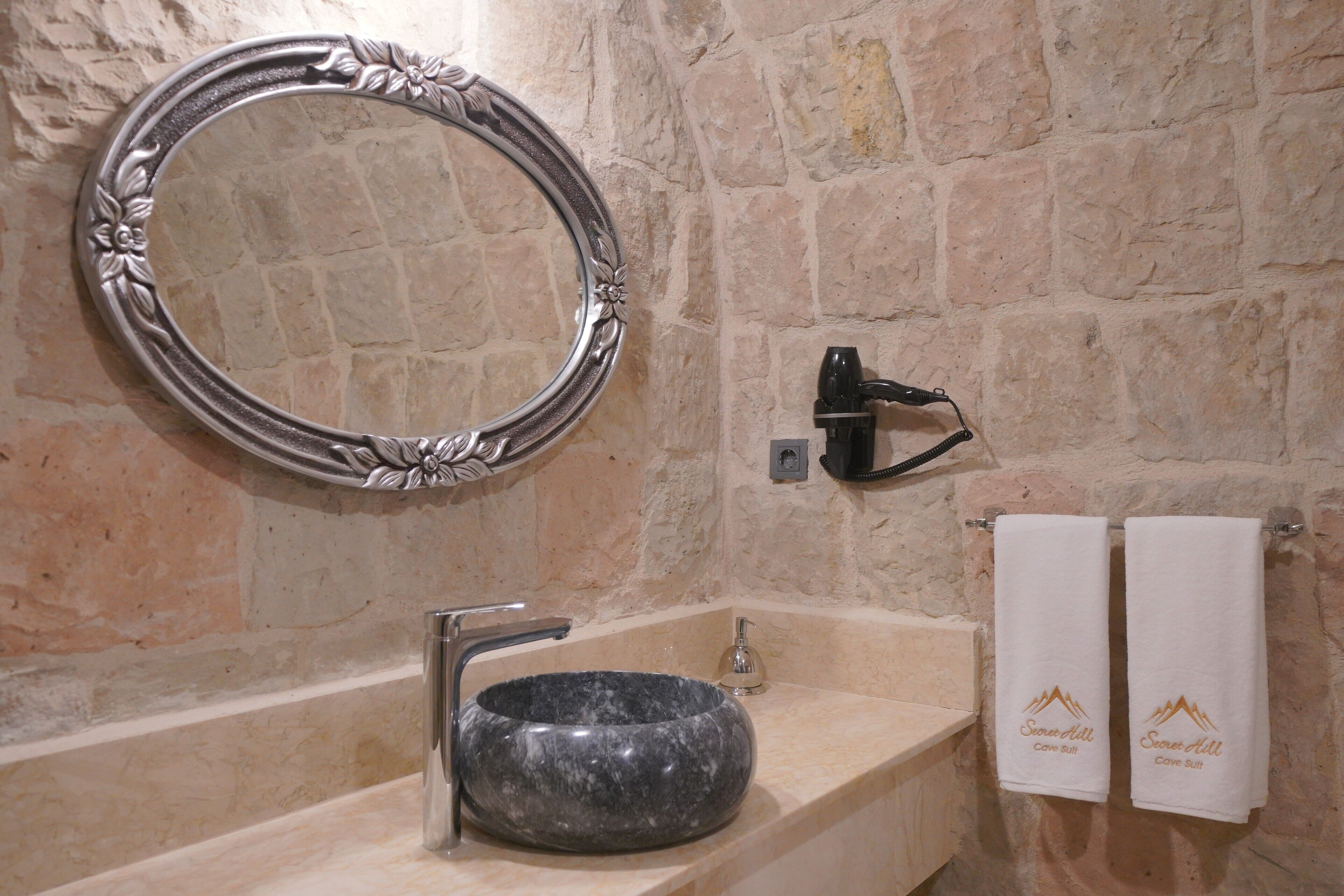 Secret Hill Cave Suites