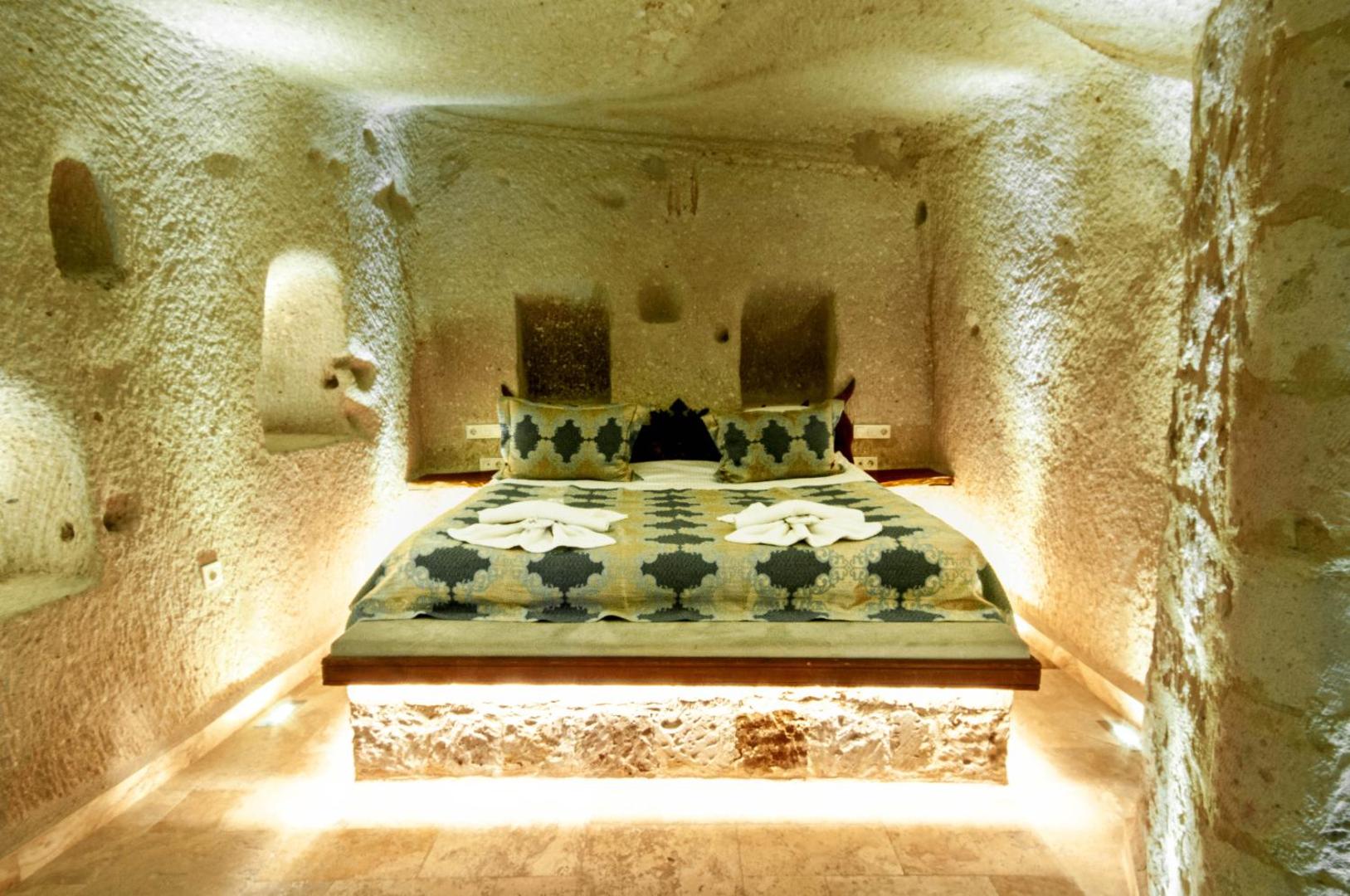 Shoestring Cave House