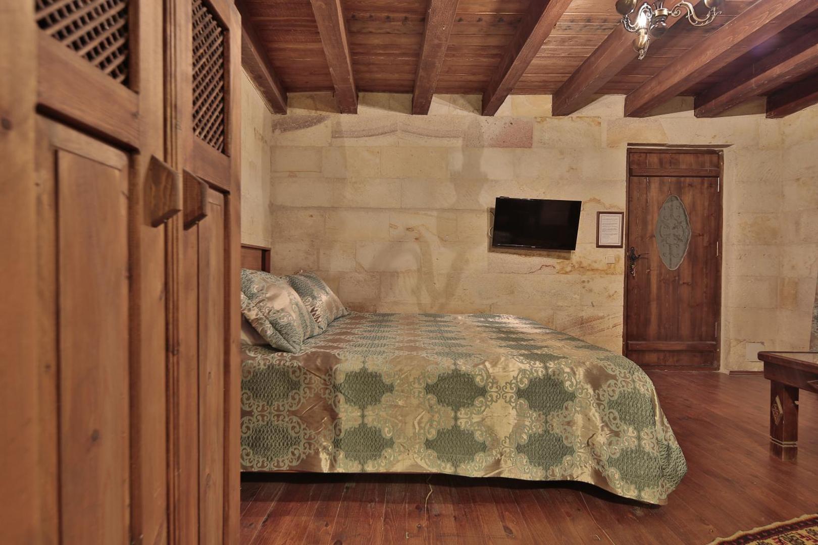 Shoestring Cave House