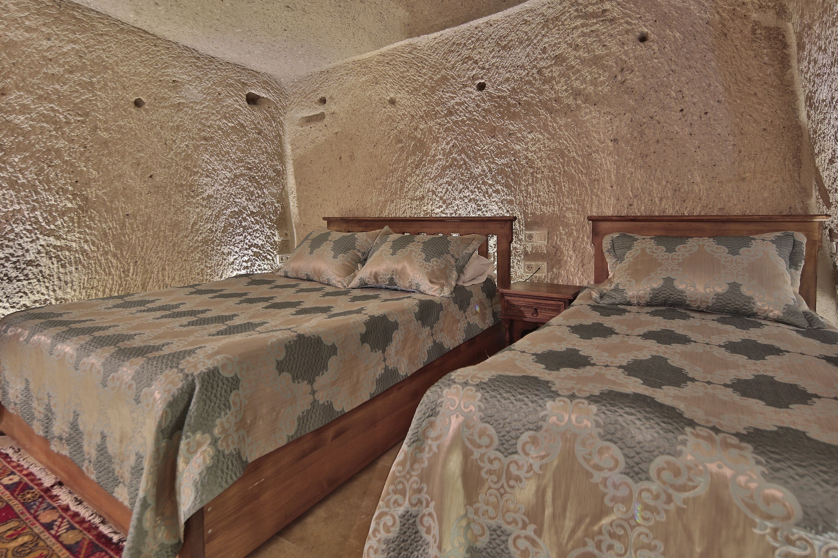 Shoestring Cave House