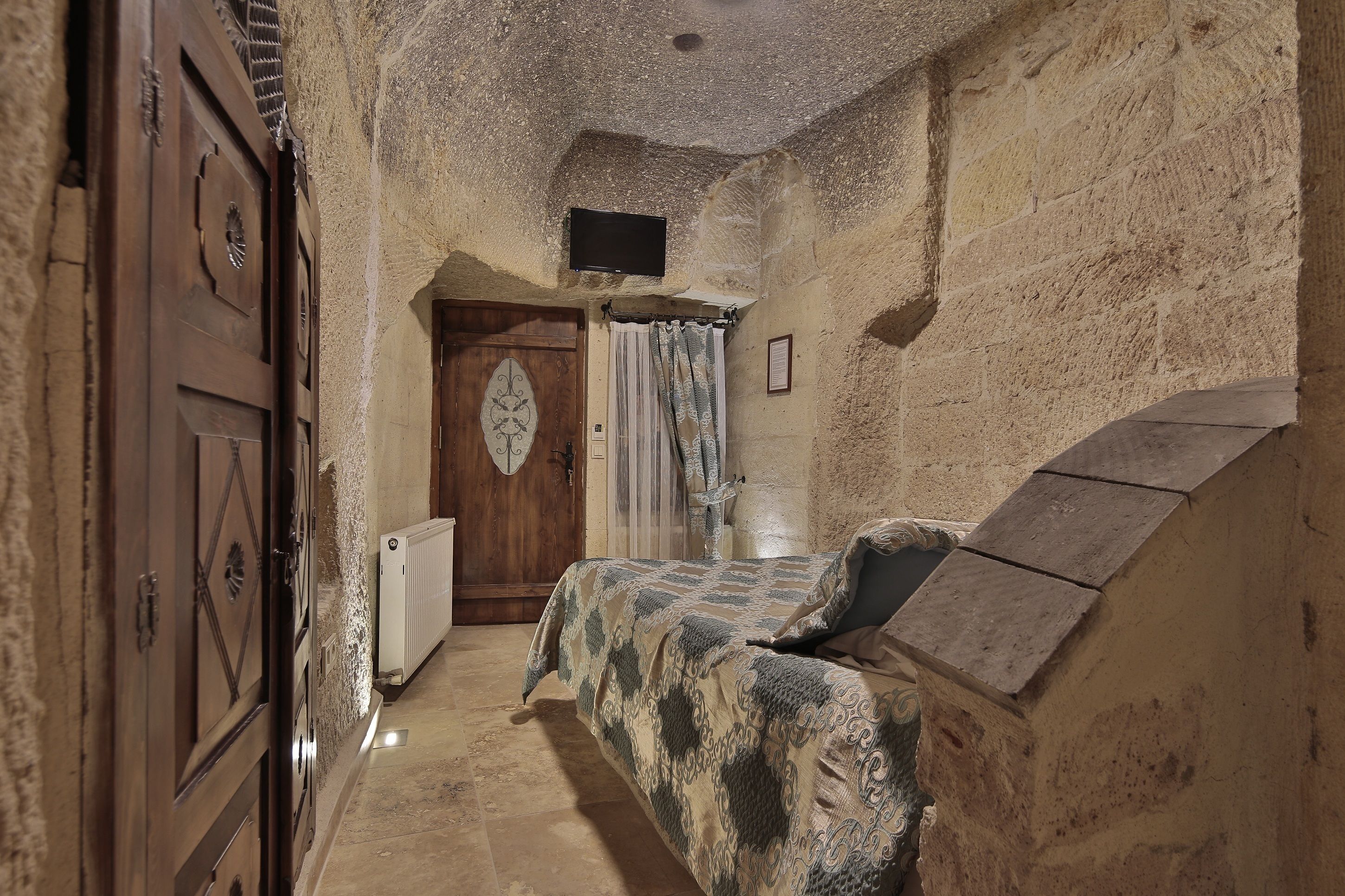 Shoestring Cave House