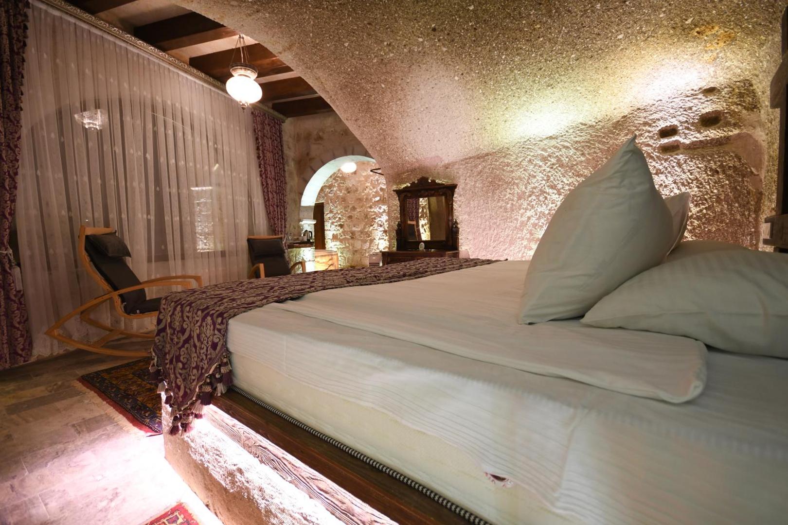 Shoestring Cave House