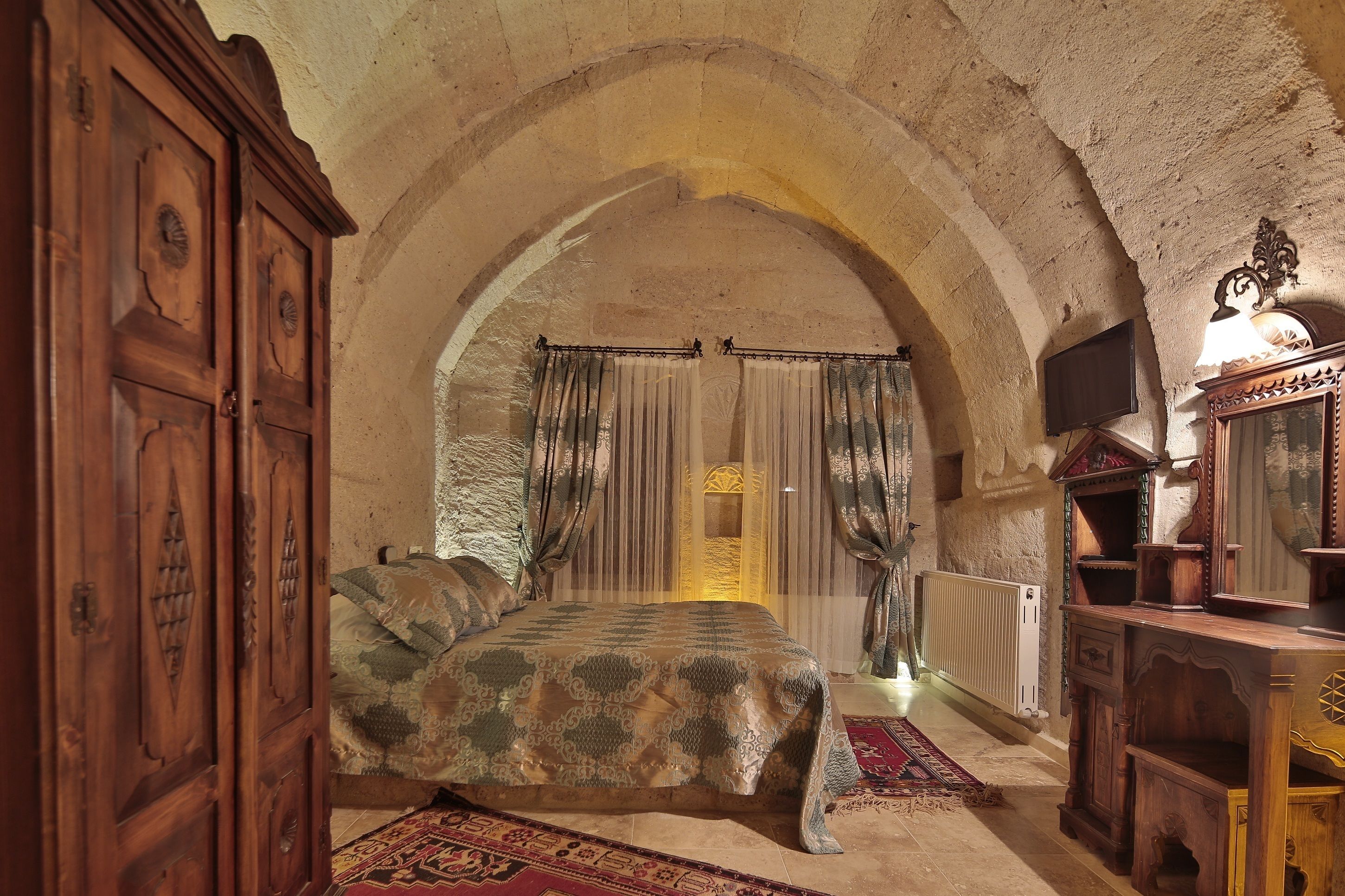 Shoestring Cave House