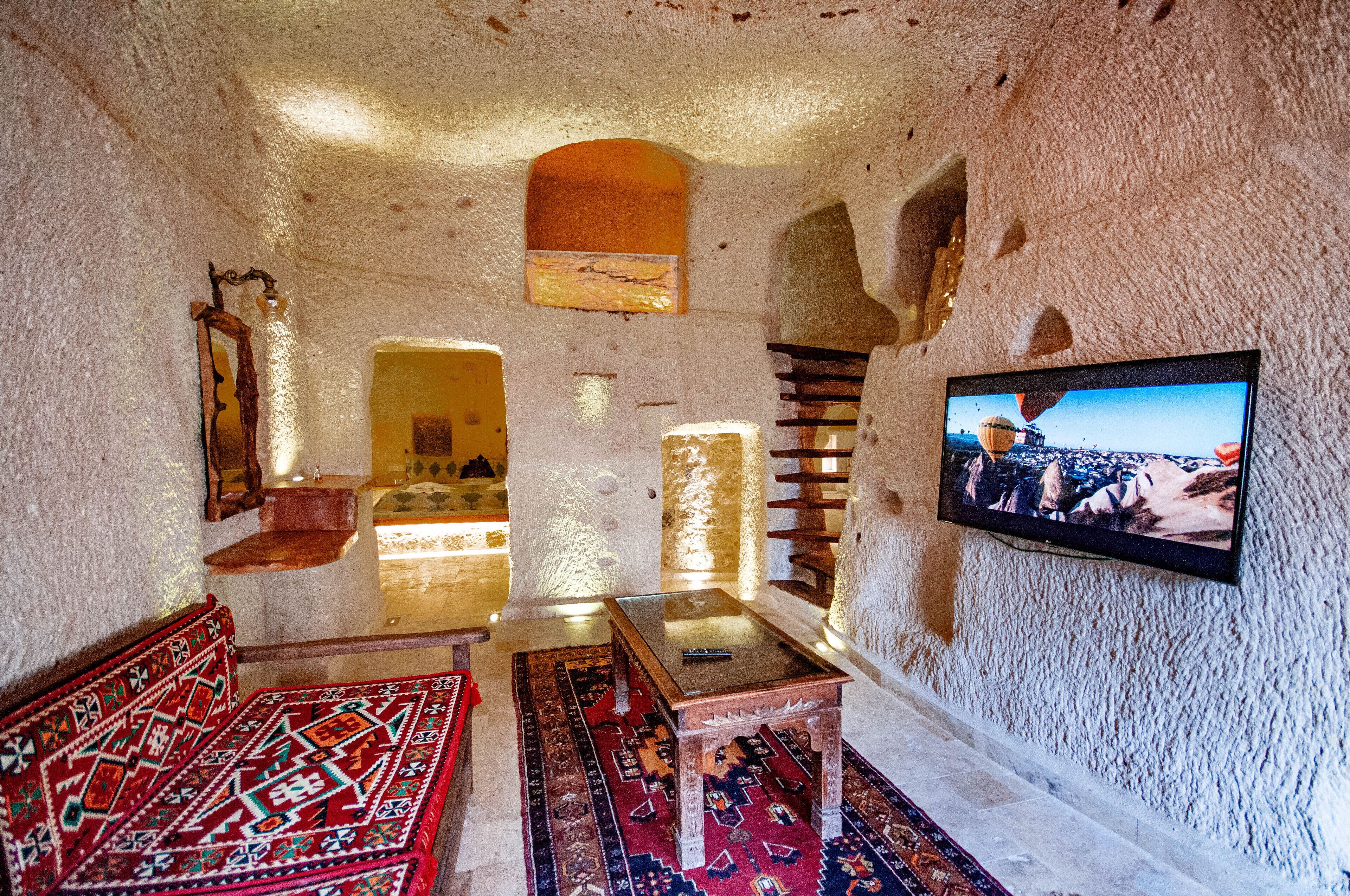 Shoestring Cave House