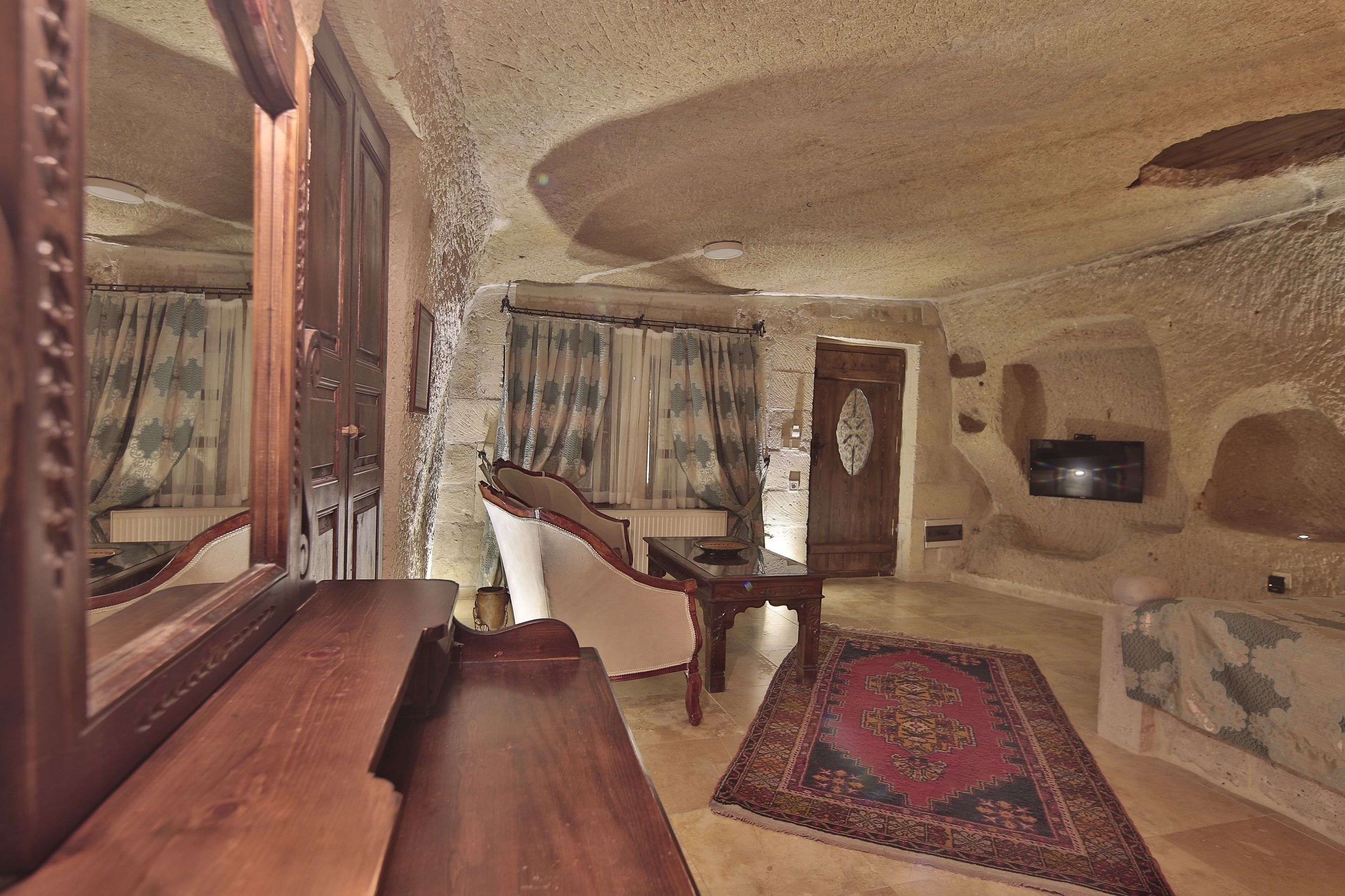 Shoestring Cave House