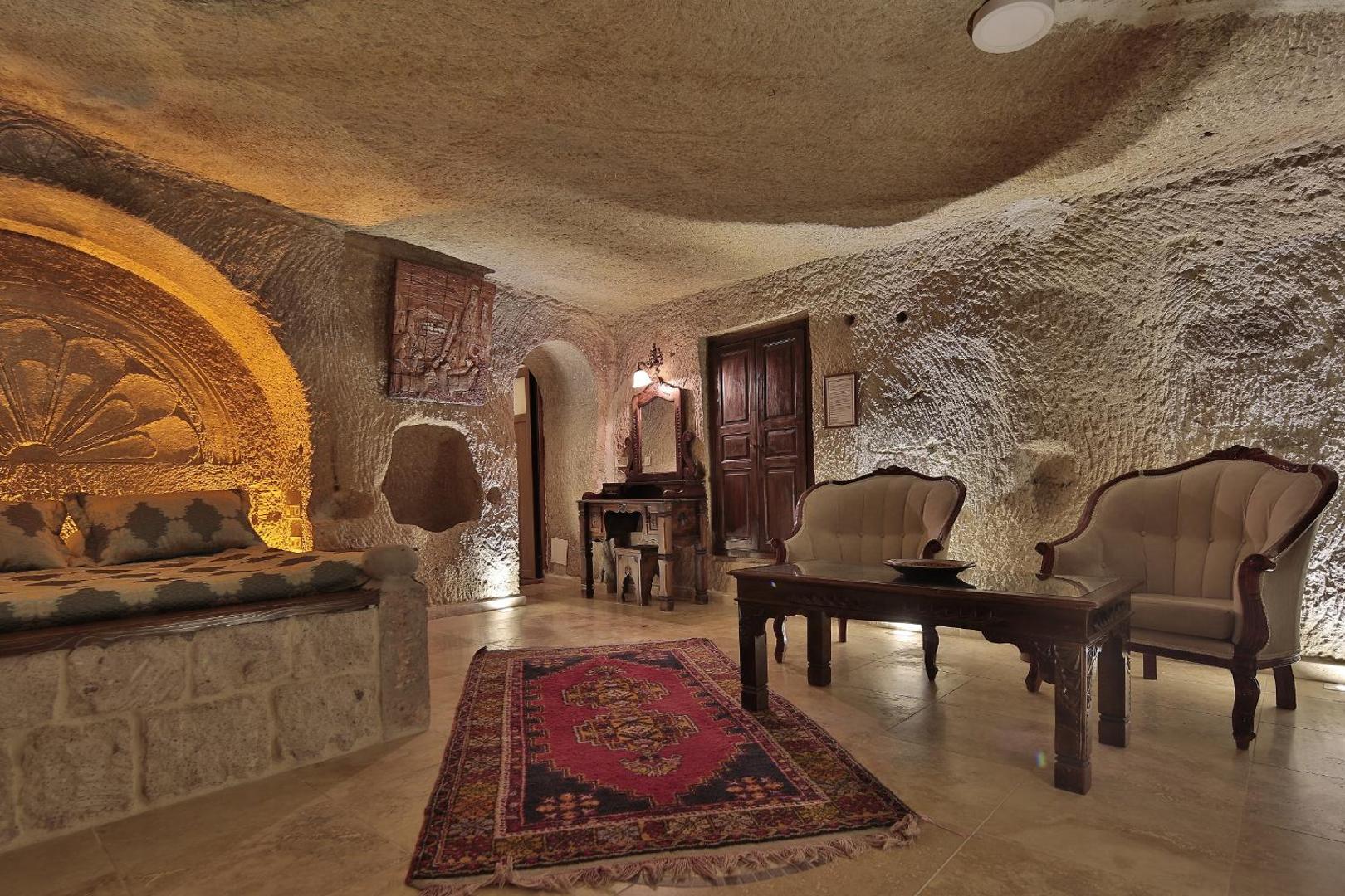 Shoestring Cave House