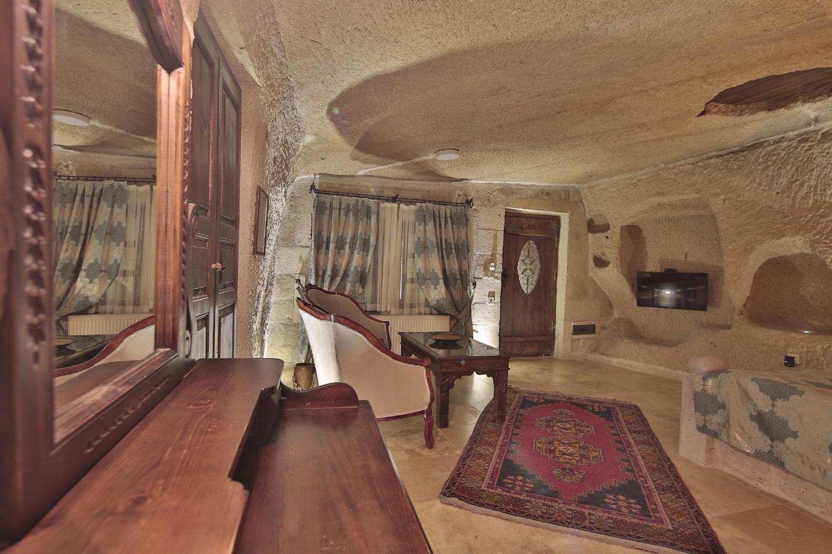 Shoestring Cave House
