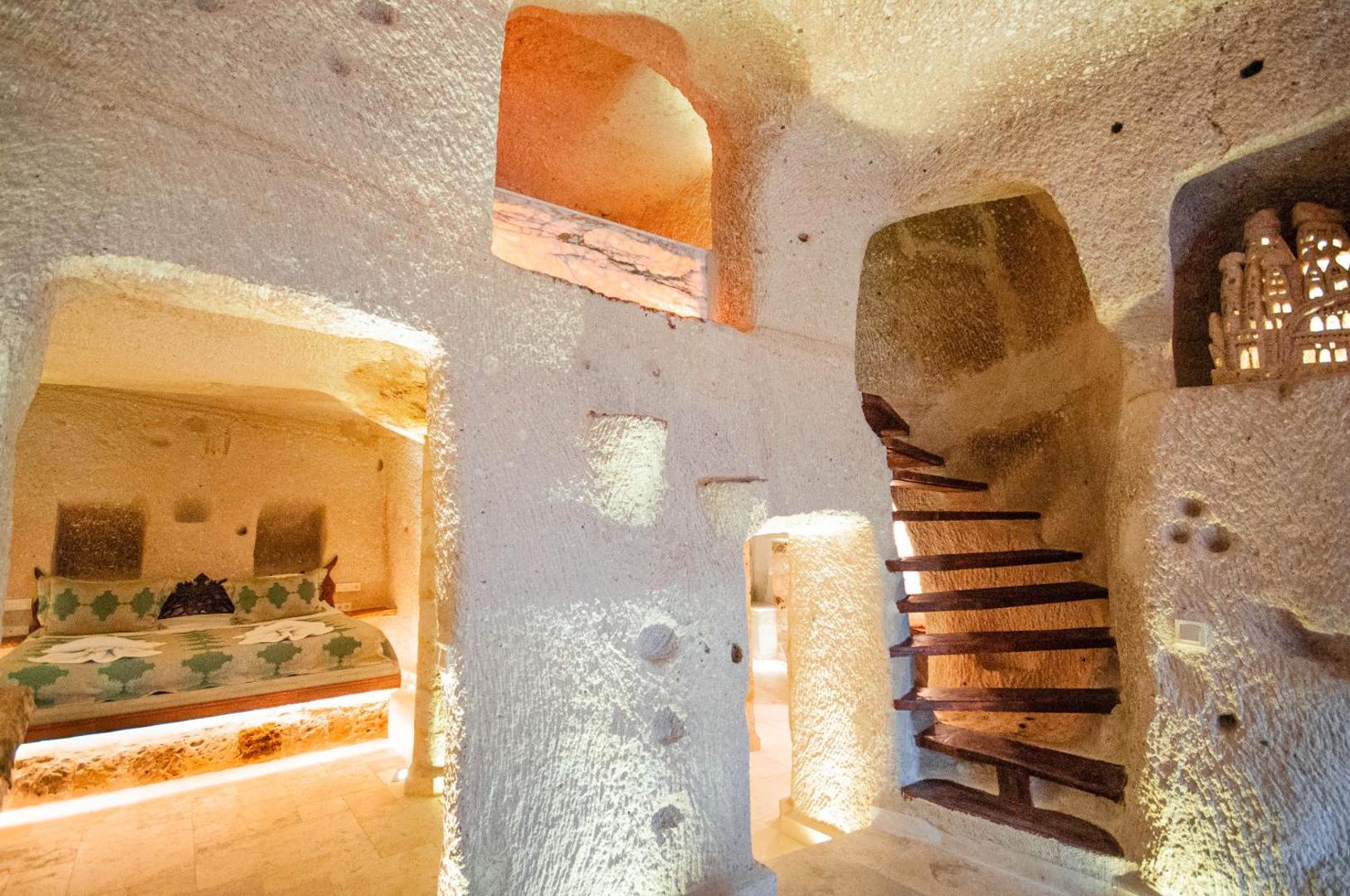 Shoestring Cave House