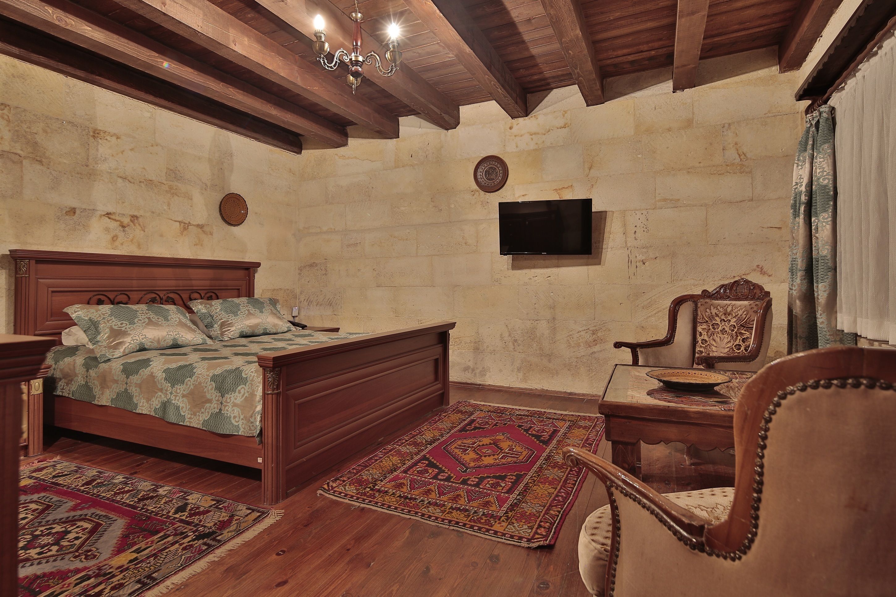 Shoestring Cave House