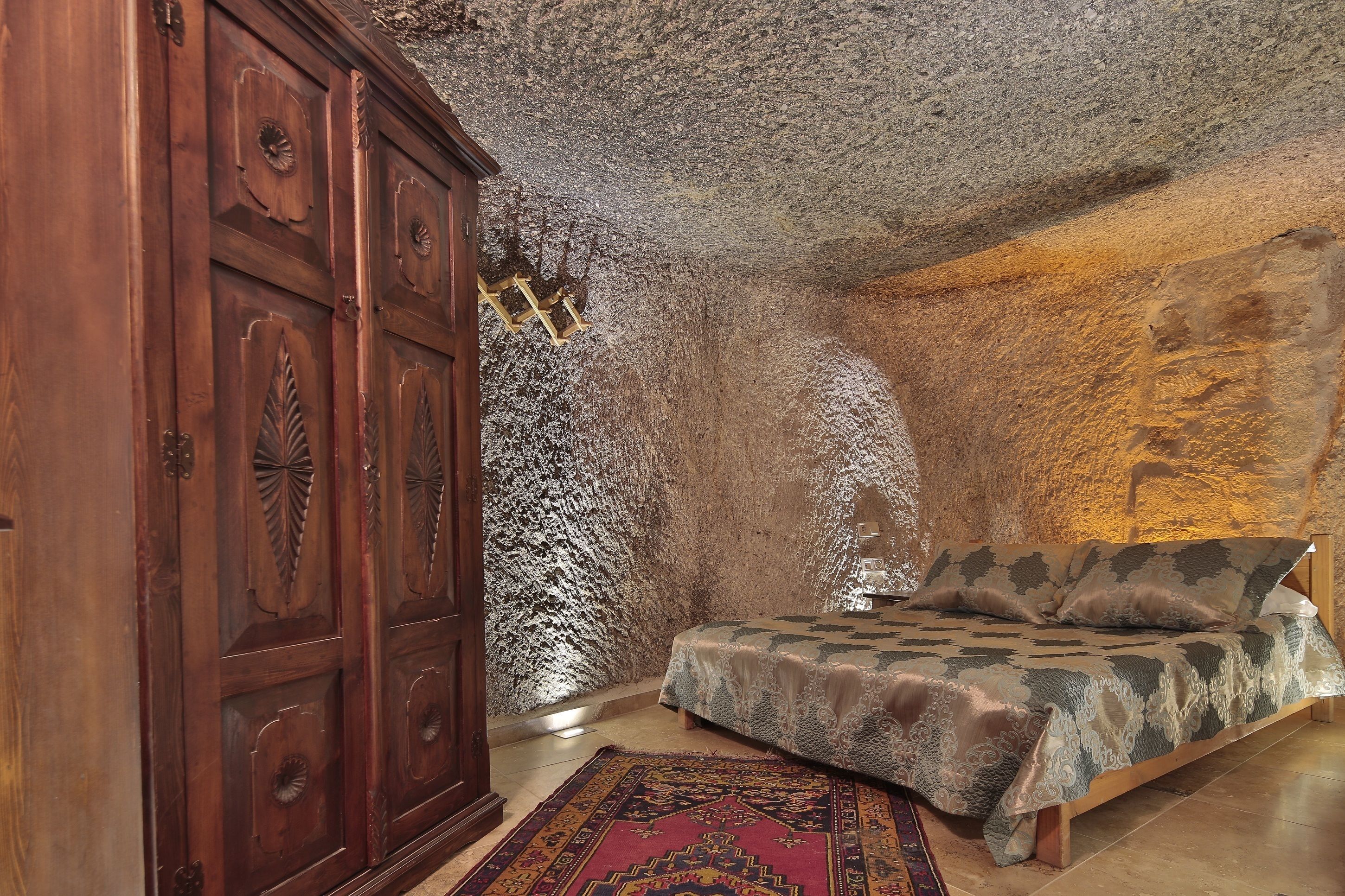 Shoestring Cave House