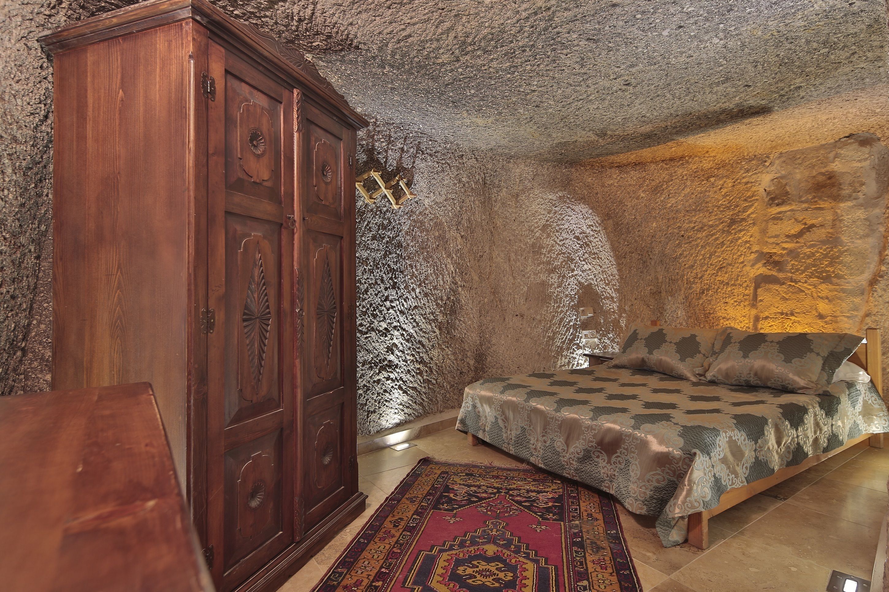 Shoestring Cave House