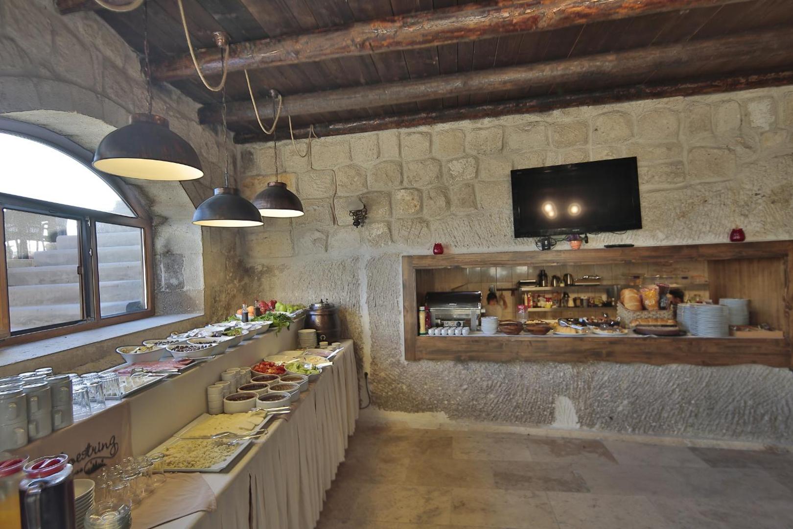 Shoestring Cave House