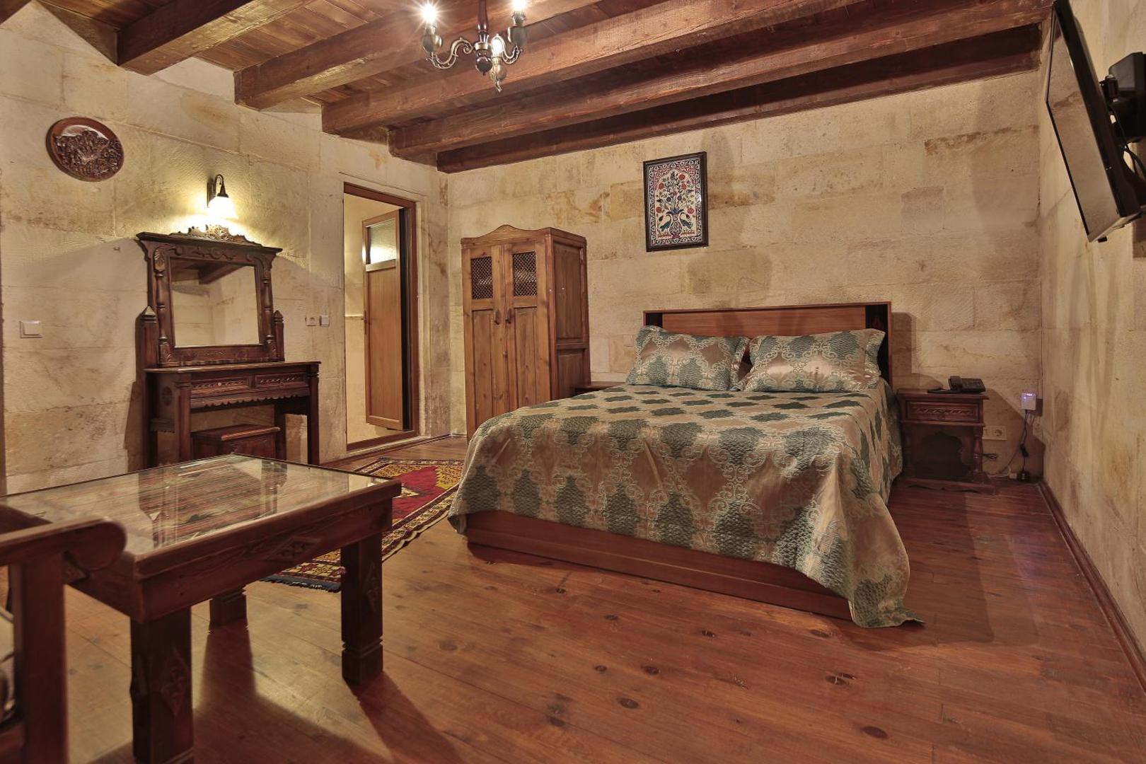 Shoestring Cave House