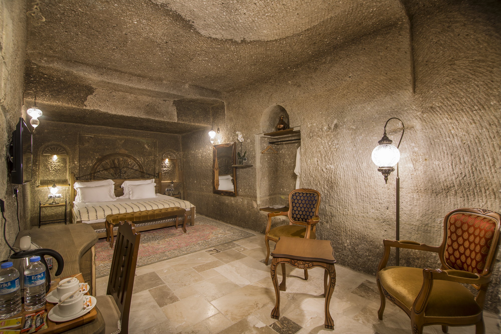 Hera Cave Suites