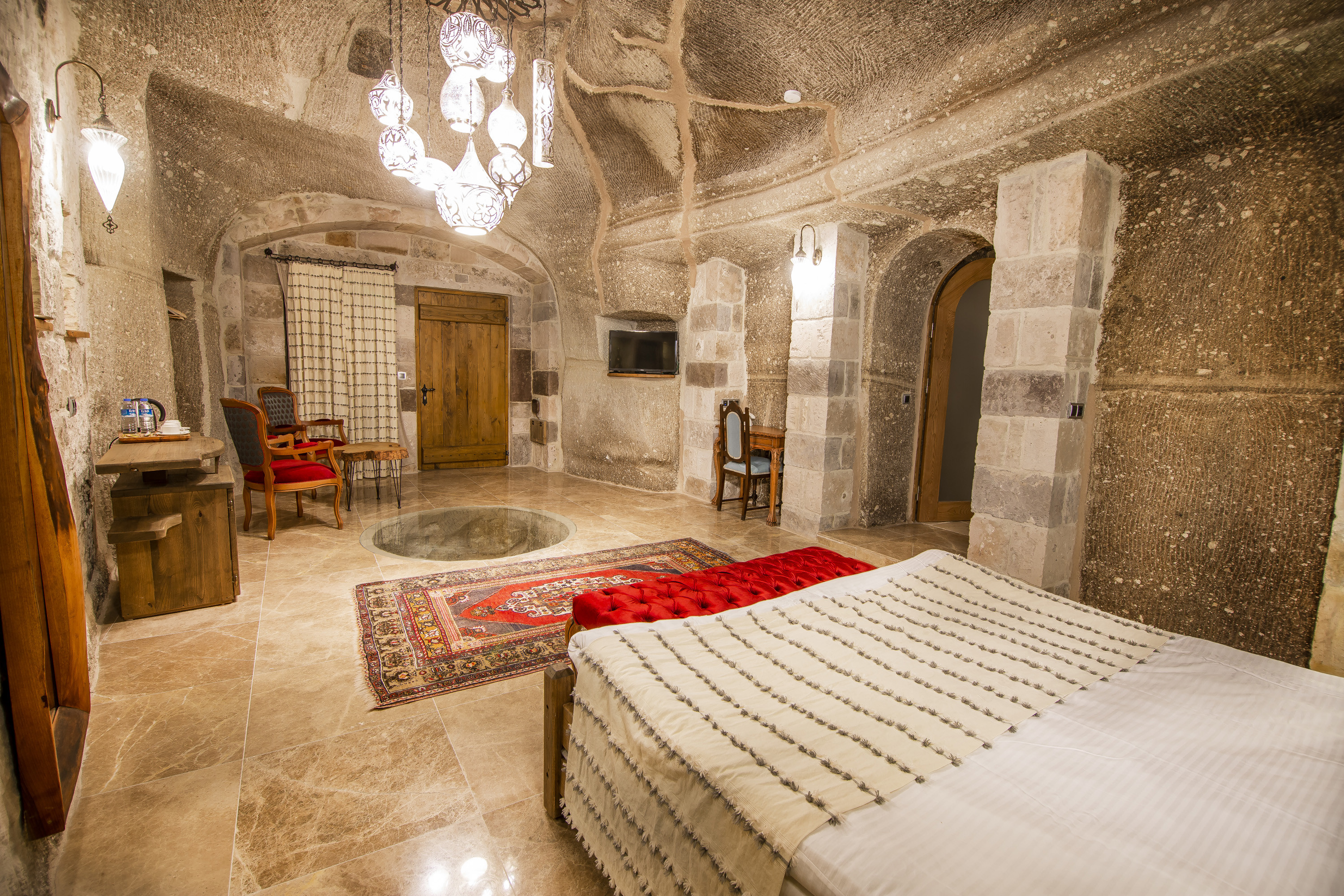 Hera Cave Suites