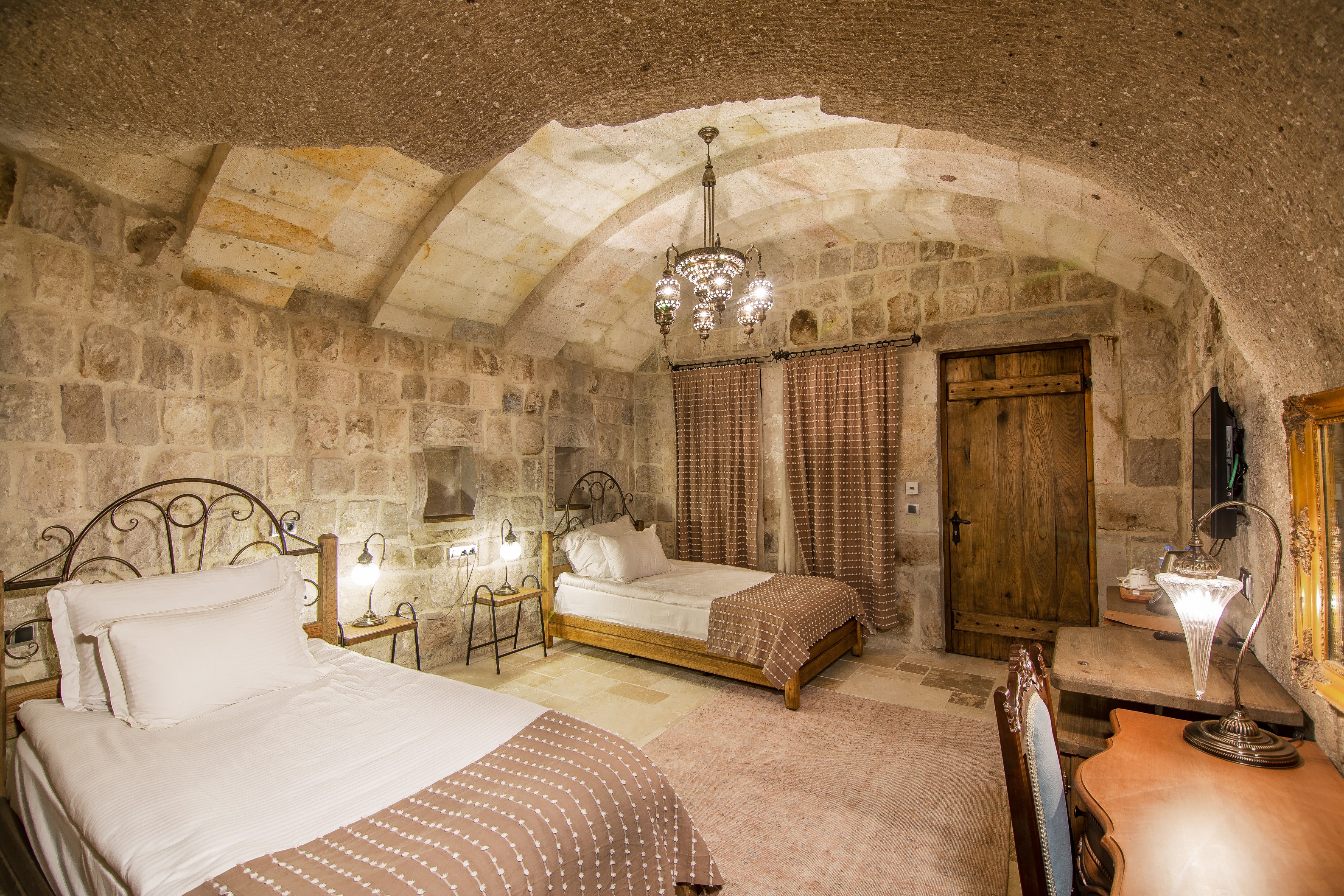 Hera Cave Suites