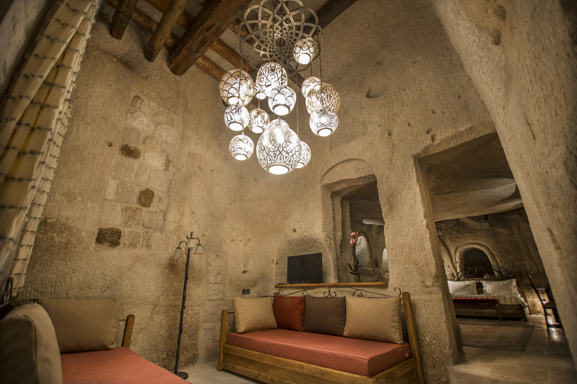 Hera Cave Suites