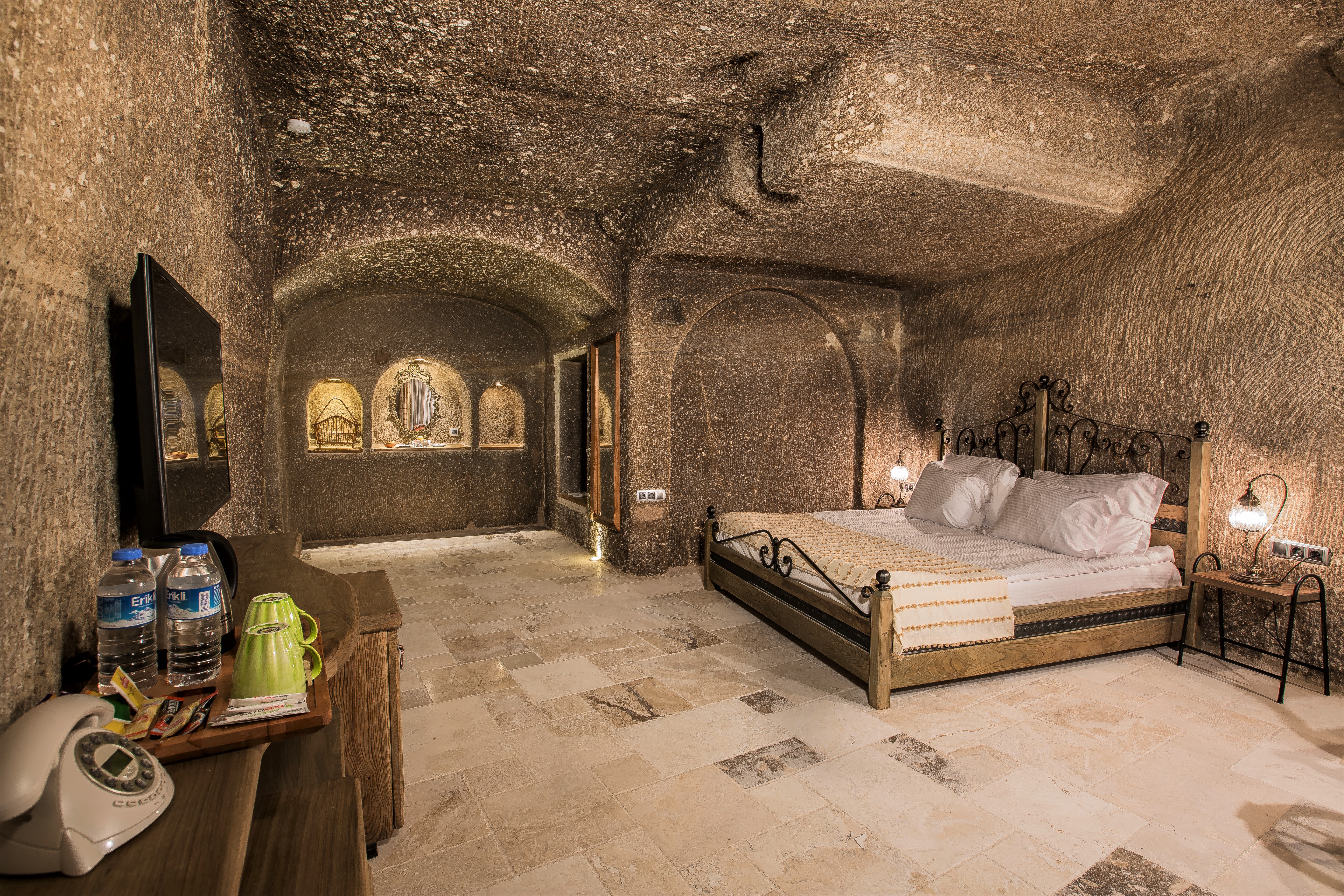 Hera Cave Suites