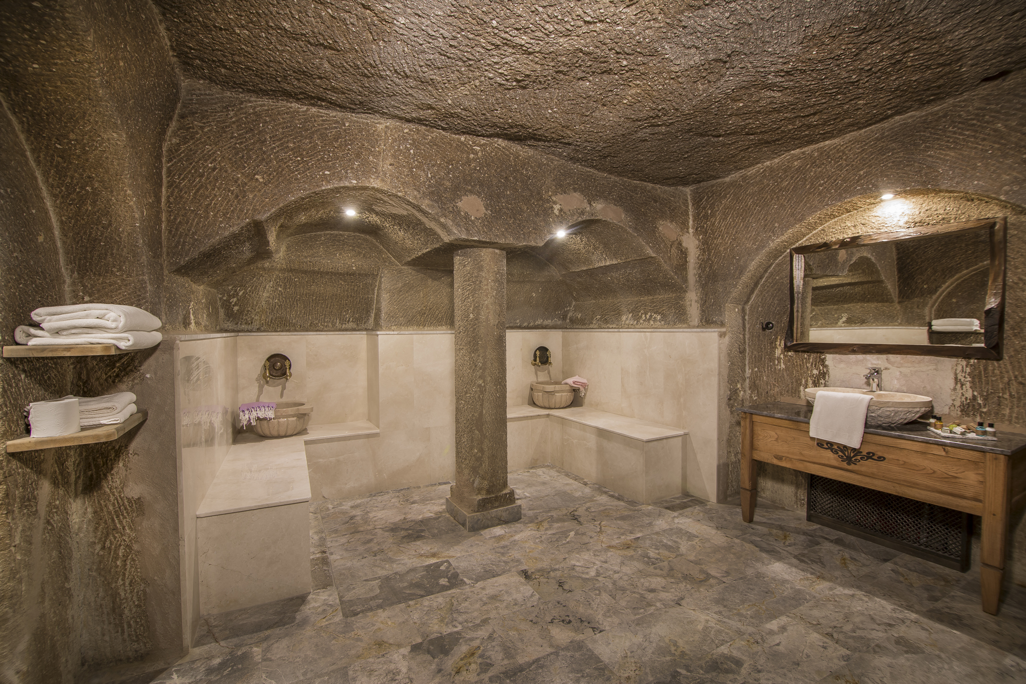 Hera Cave Suites