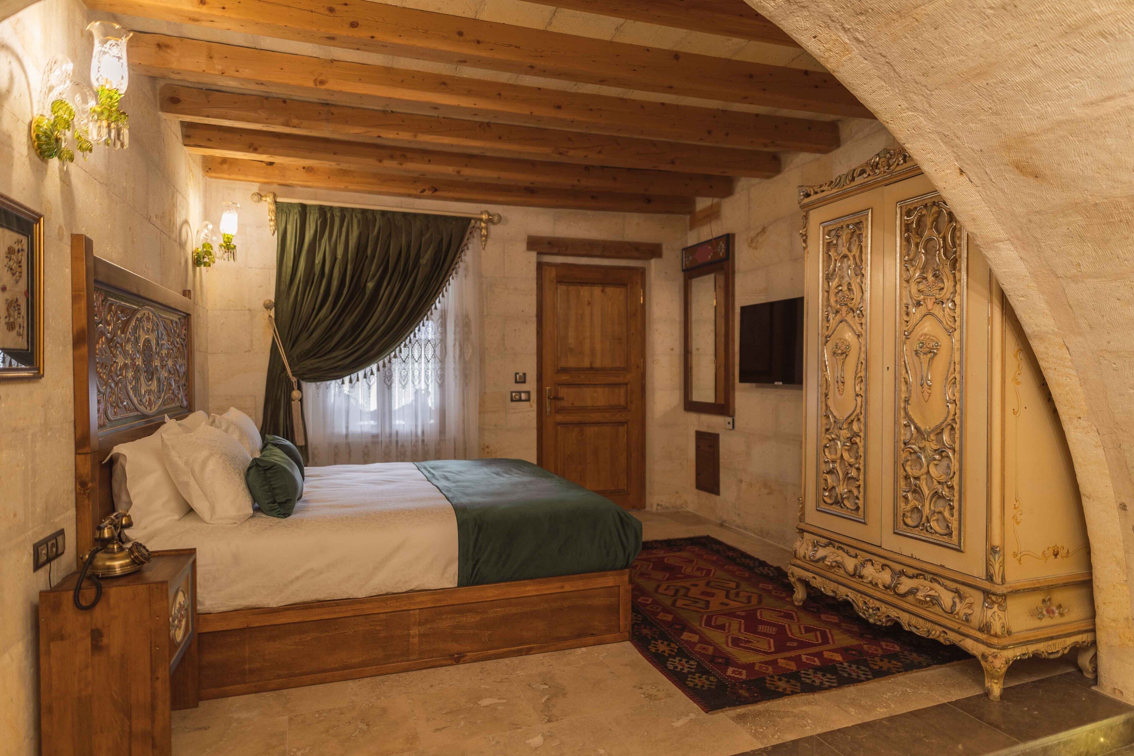 Solo Cave Suites