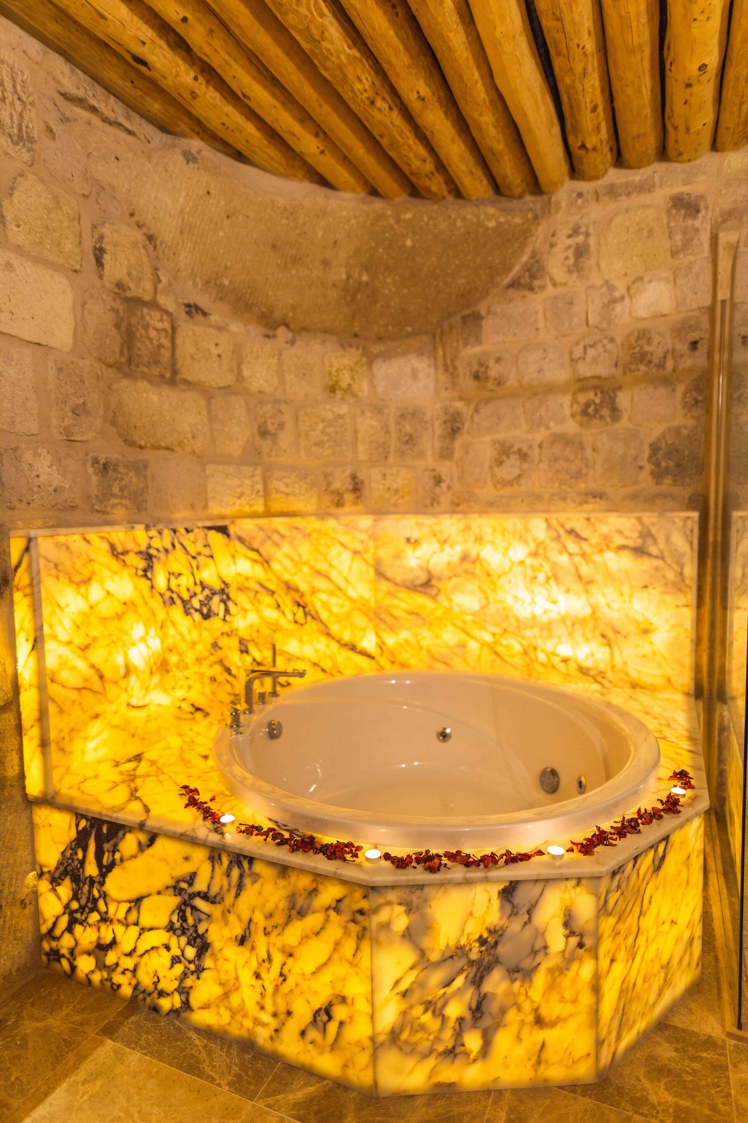 Solo Cave Suites