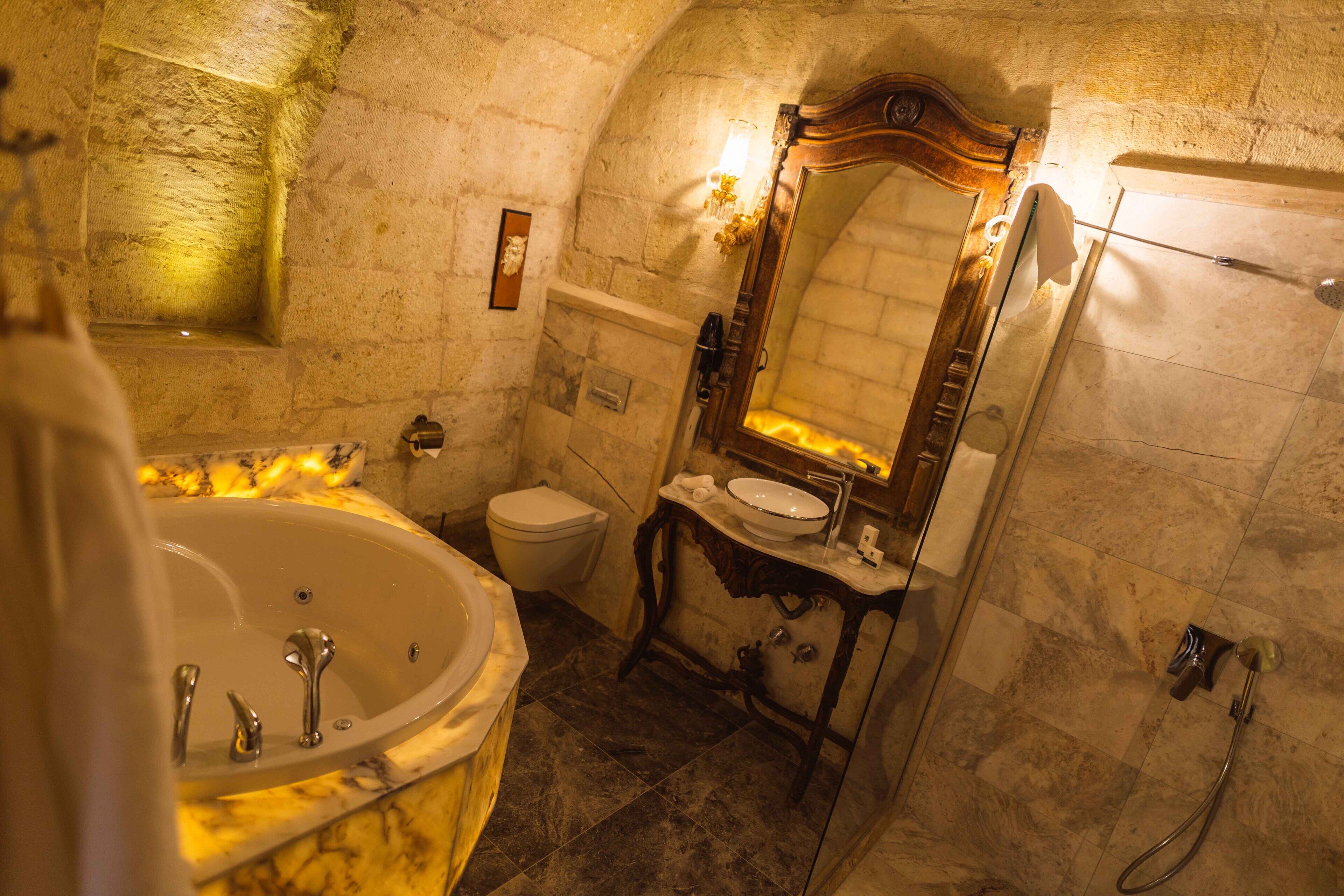 Solo Cave Suites