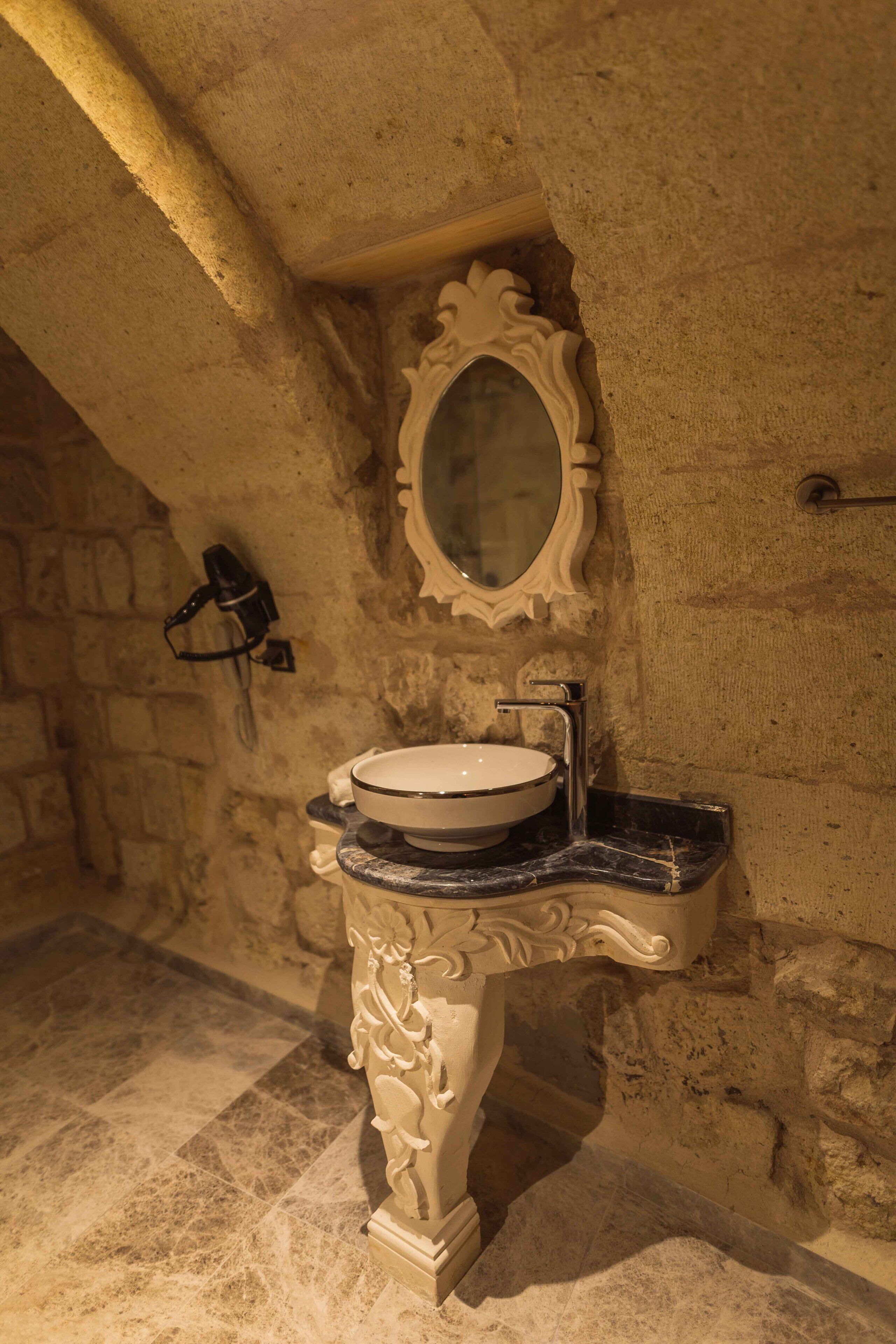 Solo Cave Suites