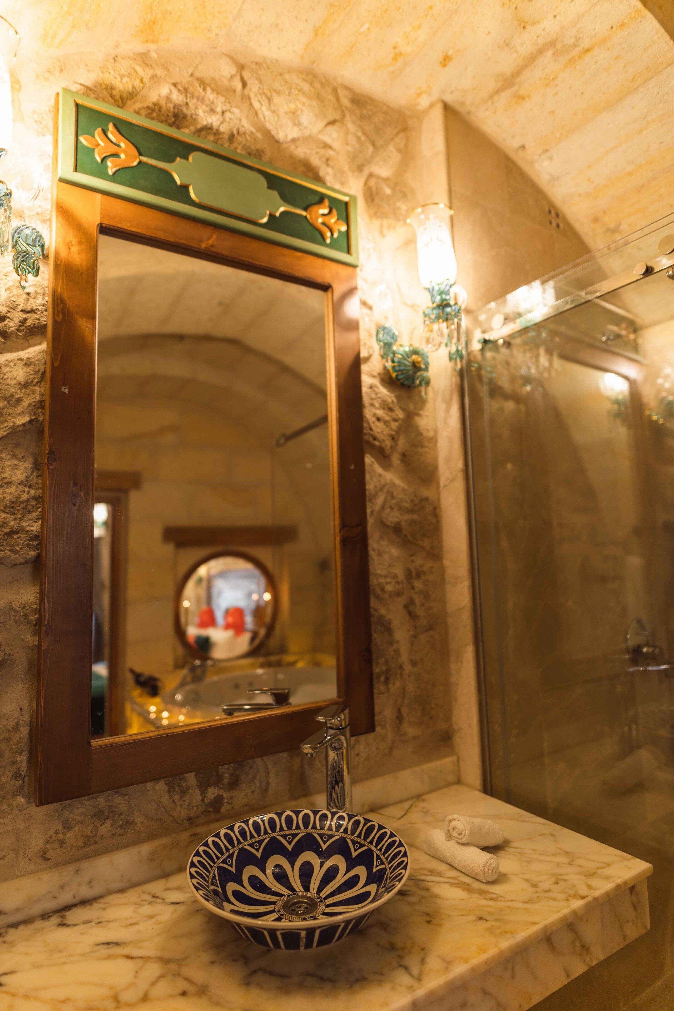 Solo Cave Suites